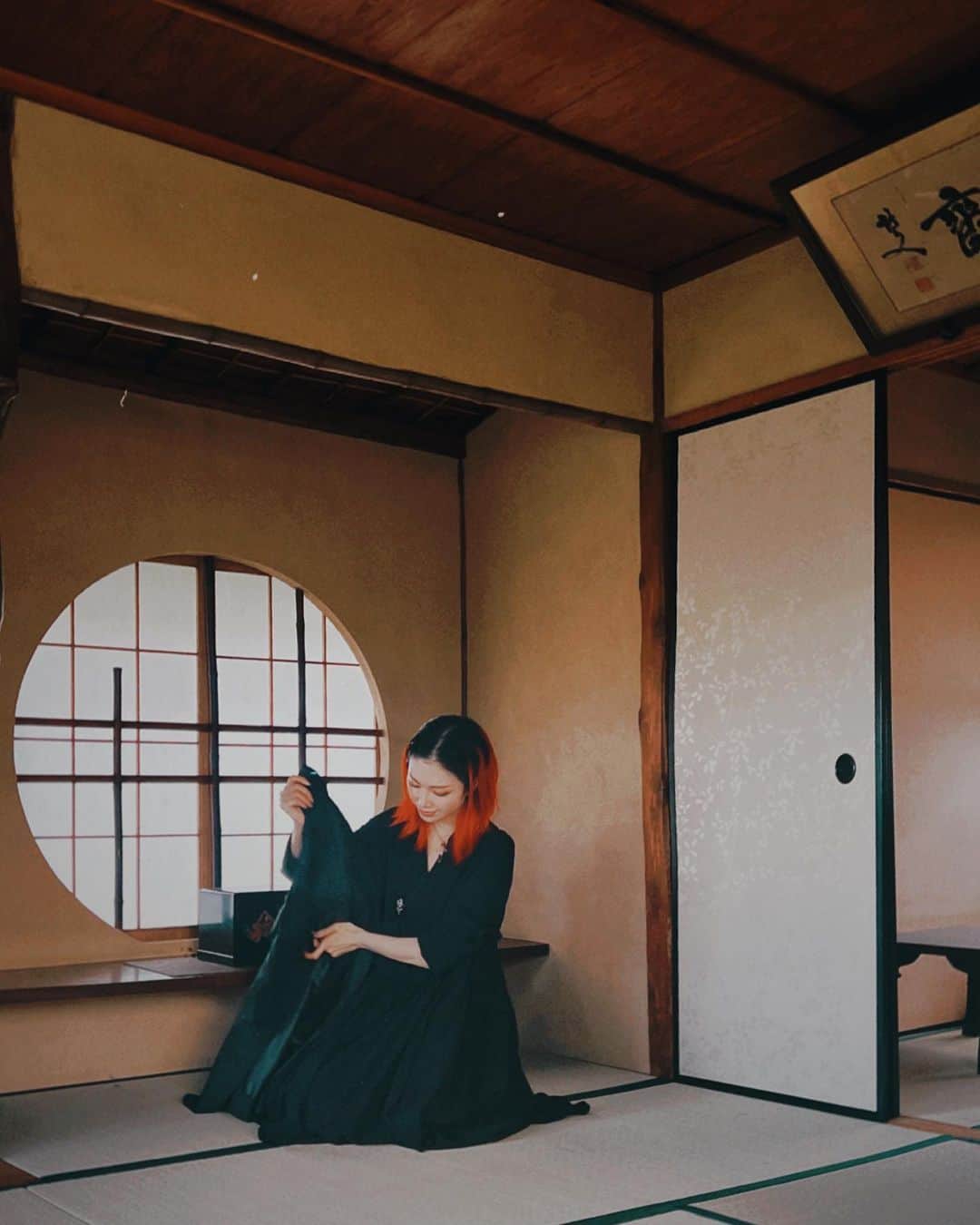si ouxさんのインスタグラム写真 - (si ouxInstagram)「アクセス良くていい感じの場所を聞かれたら、最近必ず推している八芳園。 ⁡ 素晴らしい庭園に、茶屋、 そこかしこでウェディング姿が見える 空気の良い場所です。 ⁡ 加えて「壺中庵」という離れの建物。 ⁡ 中国革命の父 孫文をかくまっていたとされるお部屋には、 緊急時に逃げ出すための 「孫文の抜け穴」と呼ばれる地下トンネルが。(!!) ⁡ 隠し扉から穴の入り口(いまは塞がってる)を 見せていただき興奮。 岩肌あらわにギリギリ這って進めるサイズ感！ 閉塞感に気が狂いそう。 ⁡ ⁡ 生けてある白いユリの花は 当時の所有者 久原房之助(日立製作所などの基礎を築いたひと)が好きだったものだそう。 しっかり しべ が取られており、さすが手入れが行き届いてる。あれ服につくと取れないからね。 ⁡ 澄んだ空気に甘い芳香が心地いい。 ⁡ ⁡ ⁡ それにしても、、 こんなに立派なお部屋に秘密のトンネル、、 ふたりはどんな人でどんな関係だったんだろう。 どんな話をしてたのかな？ ⁡ ⁡ 学生の頃、歴史も地理も好きじゃなくて 勉強してこなかったのをいつも悔やんでる。 ⁡ ⁡ こうして足を運んで、触れて学び直す機会に恵まれて、 そういうのが最近幸せで楽しいんだ！ ⁡ ⁡ 知る is たのしい。 ⁡ ⁡ ⁡ special thanks @happoen  ⁡ special special thanks @nari_hiranuma  ⁡ ⁡ ⁡ #八芳園 #happoen #壺中庵」4月24日 22時39分 - si_oux