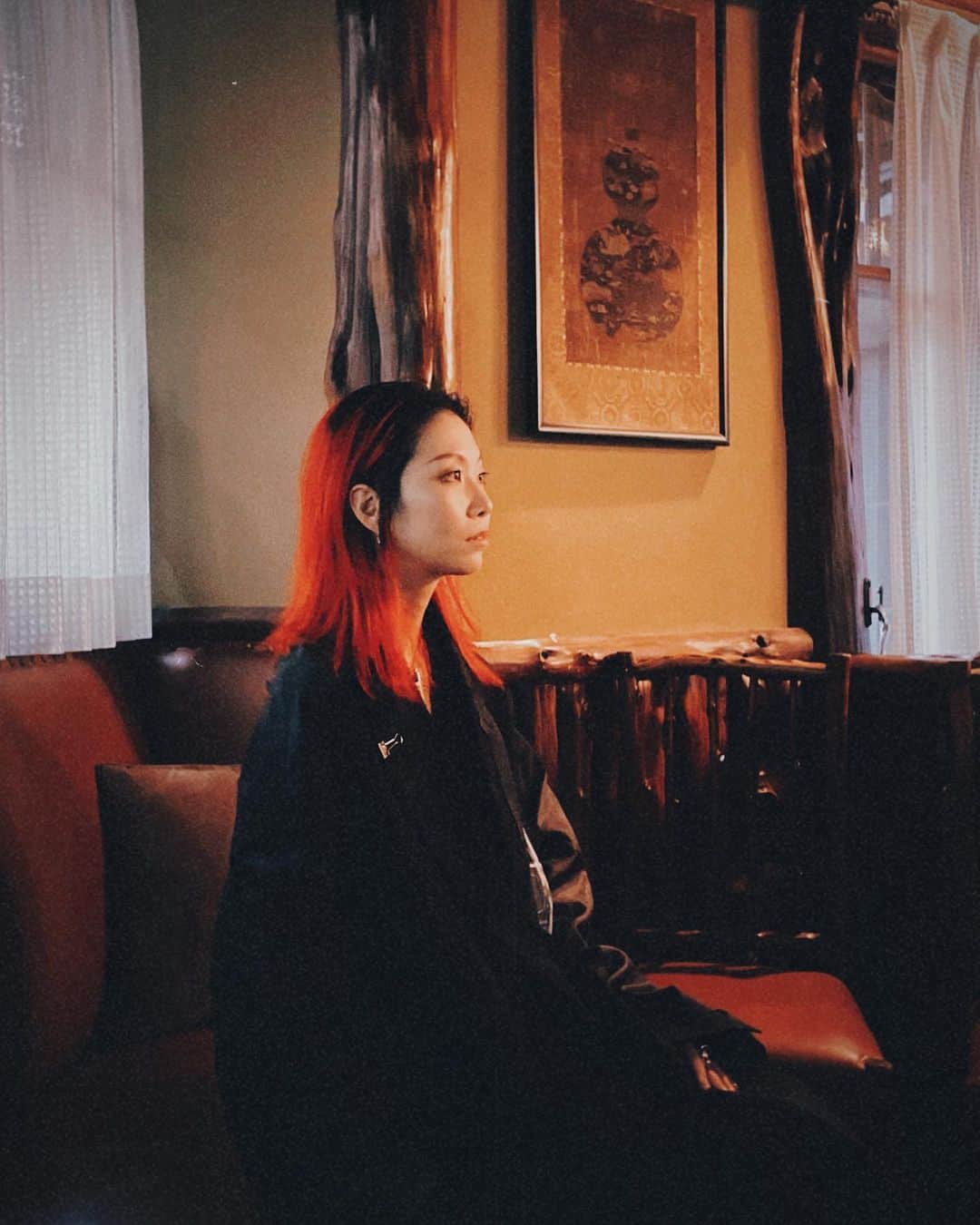 si ouxさんのインスタグラム写真 - (si ouxInstagram)「アクセス良くていい感じの場所を聞かれたら、最近必ず推している八芳園。 ⁡ 素晴らしい庭園に、茶屋、 そこかしこでウェディング姿が見える 空気の良い場所です。 ⁡ 加えて「壺中庵」という離れの建物。 ⁡ 中国革命の父 孫文をかくまっていたとされるお部屋には、 緊急時に逃げ出すための 「孫文の抜け穴」と呼ばれる地下トンネルが。(!!) ⁡ 隠し扉から穴の入り口(いまは塞がってる)を 見せていただき興奮。 岩肌あらわにギリギリ這って進めるサイズ感！ 閉塞感に気が狂いそう。 ⁡ ⁡ 生けてある白いユリの花は 当時の所有者 久原房之助(日立製作所などの基礎を築いたひと)が好きだったものだそう。 しっかり しべ が取られており、さすが手入れが行き届いてる。あれ服につくと取れないからね。 ⁡ 澄んだ空気に甘い芳香が心地いい。 ⁡ ⁡ ⁡ それにしても、、 こんなに立派なお部屋に秘密のトンネル、、 ふたりはどんな人でどんな関係だったんだろう。 どんな話をしてたのかな？ ⁡ ⁡ 学生の頃、歴史も地理も好きじゃなくて 勉強してこなかったのをいつも悔やんでる。 ⁡ ⁡ こうして足を運んで、触れて学び直す機会に恵まれて、 そういうのが最近幸せで楽しいんだ！ ⁡ ⁡ 知る is たのしい。 ⁡ ⁡ ⁡ special thanks @happoen  ⁡ special special thanks @nari_hiranuma  ⁡ ⁡ ⁡ #八芳園 #happoen #壺中庵」4月24日 22時39分 - si_oux