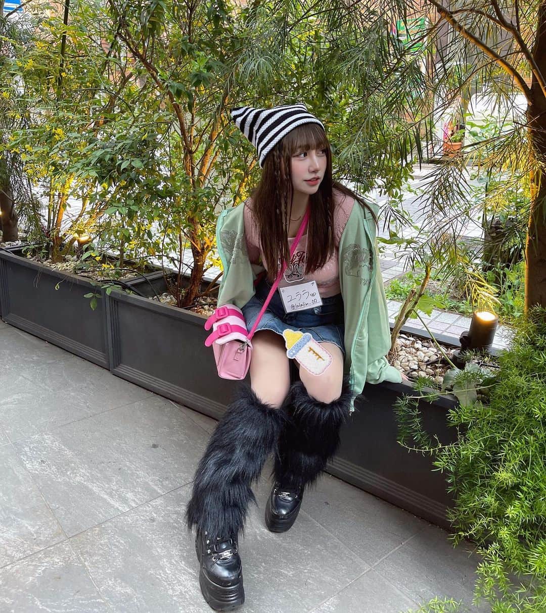 ゆらさんのインスタグラム写真 - (ゆらInstagram)「フリマ参加！ありがとうございました♥  会いに来てくれてありがとう🐰♡♡ またお洋服たくさんになったらイベントしたいです/.:°+╰(ˇωˇ )╯;｡:*\  .  #y2kファッション #y2k #ヘアアレンジ#ハーフツイン #ファッション #韓国ファッション #Japanesegirl #ootd #Japanesefashion#猫耳帽子#猫ヘア#ピンク#セルカ#三つ編み#ニット帽#鼻ピ#鼻ピアス#l4l#02#春ニット#春コーデ #レッグウォーマー#フリマ#厚底」4月24日 22時40分 - lalalim_00