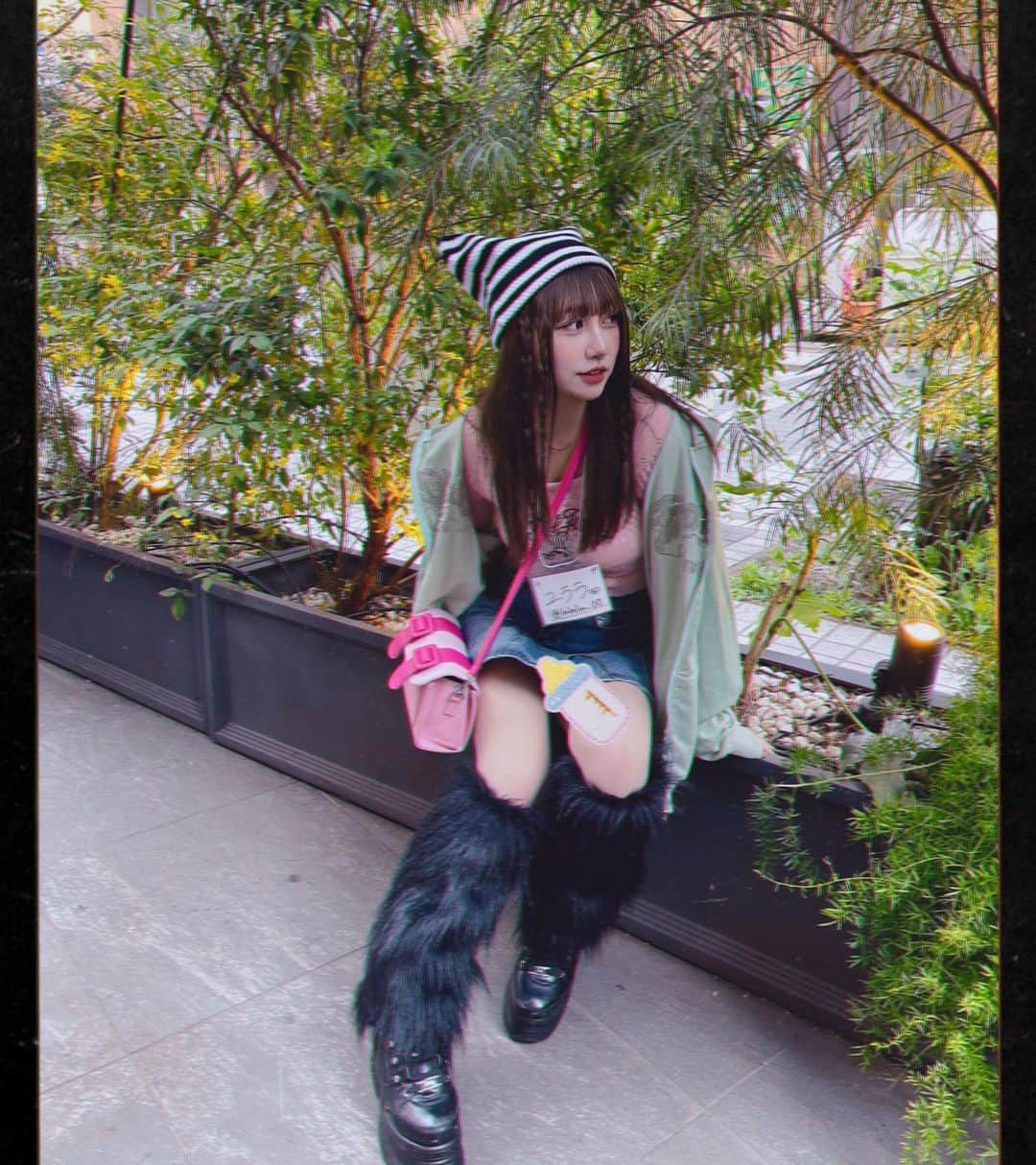 ゆらさんのインスタグラム写真 - (ゆらInstagram)「フリマ参加！ありがとうございました♥  会いに来てくれてありがとう🐰♡♡ またお洋服たくさんになったらイベントしたいです/.:°+╰(ˇωˇ )╯;｡:*\  .  #y2kファッション #y2k #ヘアアレンジ#ハーフツイン #ファッション #韓国ファッション #Japanesegirl #ootd #Japanesefashion#猫耳帽子#猫ヘア#ピンク#セルカ#三つ編み#ニット帽#鼻ピ#鼻ピアス#l4l#02#春ニット#春コーデ #レッグウォーマー#フリマ#厚底」4月24日 22時40分 - lalalim_00