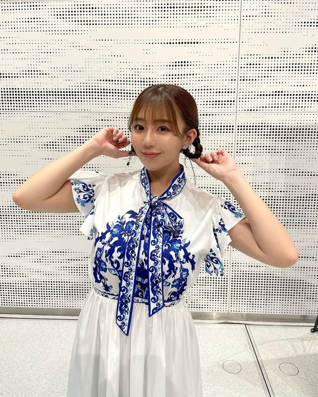 日野麻衣さんのインスタグラム写真 - (日野麻衣Instagram)「こないだの衣装の全身💙  この髪型、メイクさんと子供の頃やってて懐かしい〜ってなってやってみた✨大人だけど、まっいっか☺️  #三つ編みお団子」4月24日 22時41分 - hinomaiofficial