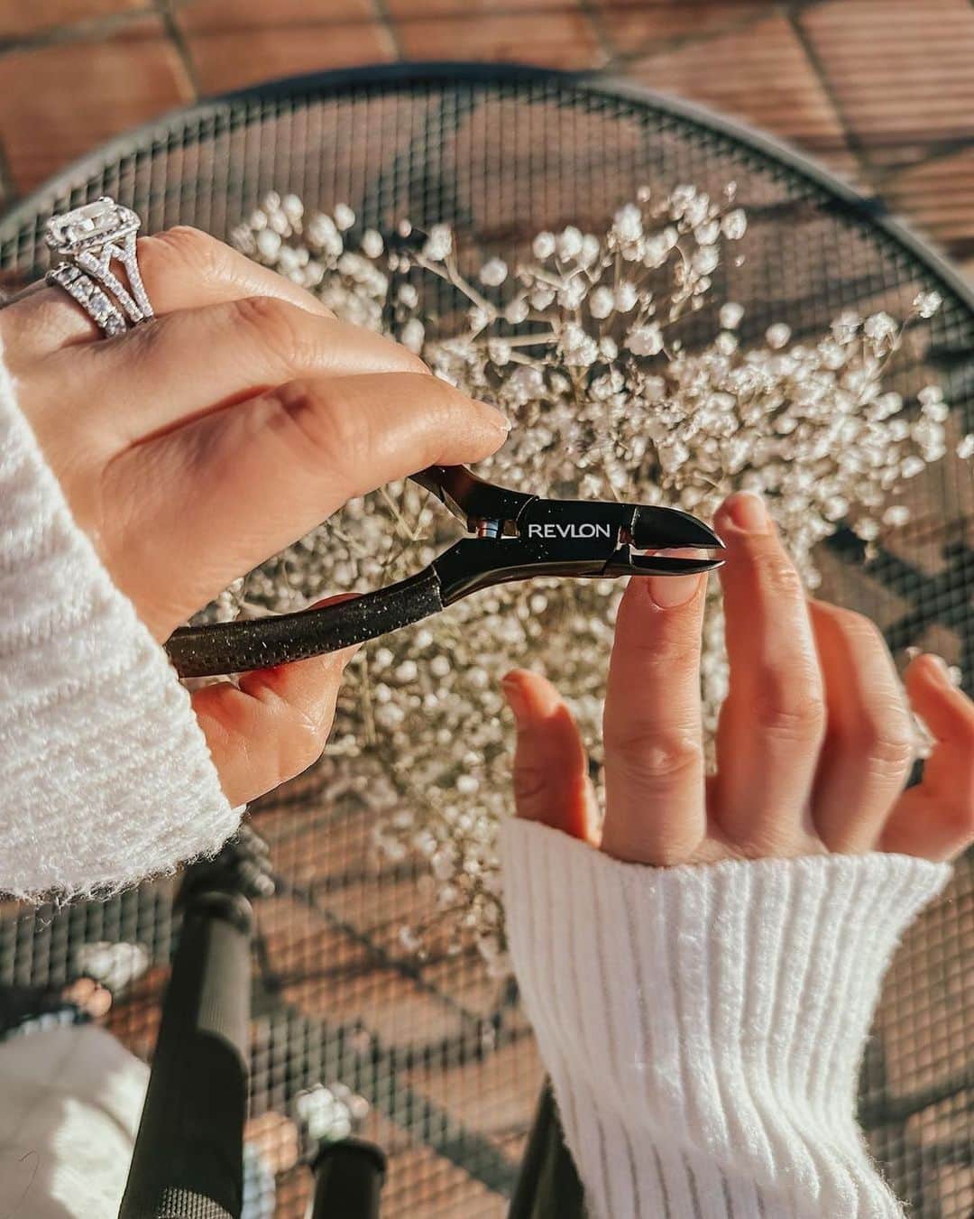 Revlonのインスタグラム：「Nip it in the bud! Seriously, our new ergonomic Revlon Comfort + Control Nipper features wide-grip, non-slip handles so you can trim and shape nails without slipping or straining. Quick. Easy. Done!  📷: @coffeeandcreamroses」