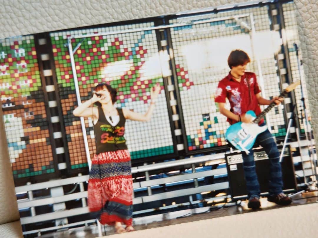 atsukoのインスタグラム：「angelaインディーズ時代。 デパートの屋上！ 多分、北千住のルミネ。  #angela_jpn #atsuko #animesong #anime #デパートの屋上」