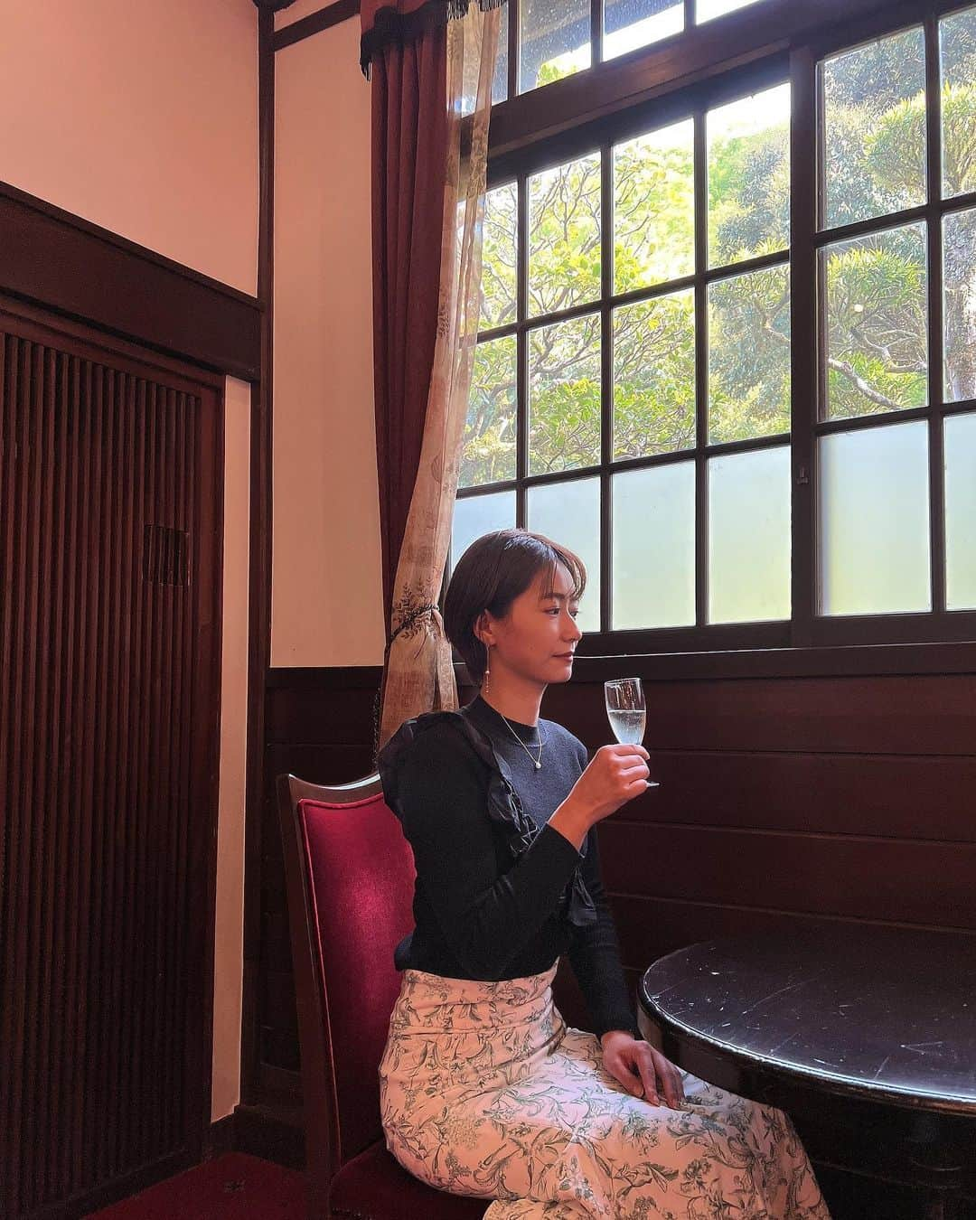 吉川亜樹さんのインスタグラム写真 - (吉川亜樹Instagram)「ほっと一息  つかないとね♡  最近、どこ行くにしても PCとスケジュール帳持参して 作業する事が多いのと 気がつくと毎日1万歩くらいは　 歩いてるので たまにはゆっくりする時間も大事⌚️ #work #tea #wine #sake #weightoffmyshoulders #吉川亜樹」4月24日 22時42分 - yoshikawa_aki