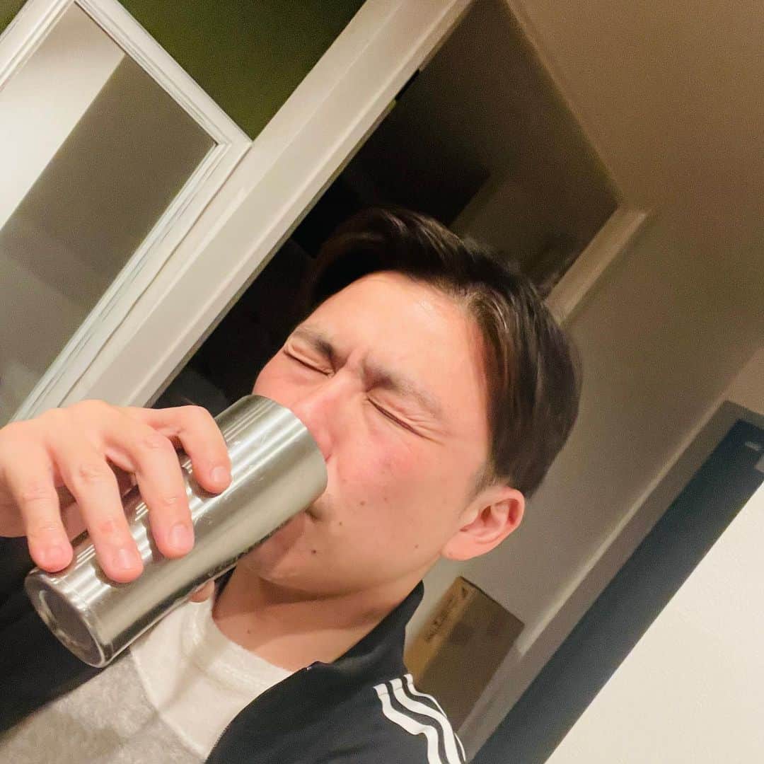 奥田修二さんのインスタグラム写真 - (奥田修二Instagram)「【2杯目】  ビールのあとは芋のソーダ割りで決まり。  5歳児の俺よ、  36年後にはこうなるぞ。  #ガクテンソク  #ガクテンソク東京移住 #酒クズの5歳時 #未来の酒クズ」4月24日 22時43分 - gakutensoku_okuda_official