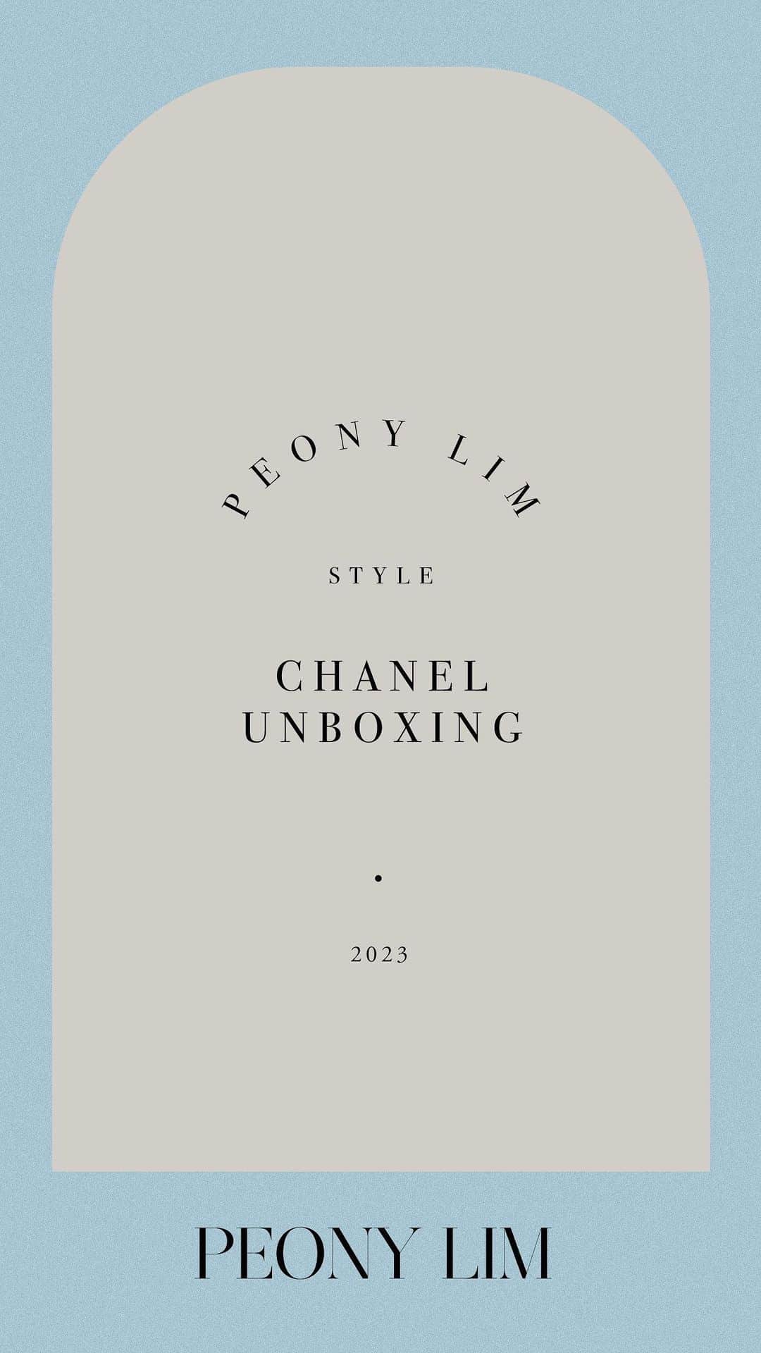 ペオニー・リムのインスタグラム：「UNBOXING • @chanelofficial  I like it, I get another colour.  I’ve been searching for this little jacket for years. Finally the universe served me it. #secondhandfashion #prelovedchanel #peonylimxchanel」