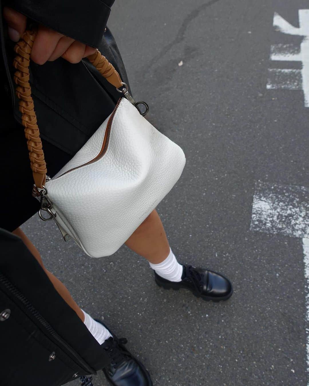ジャンニキアリーニさんのインスタグラム写真 - (ジャンニキアリーニInstagram)「@alessawinter enhances the bold shape of Mia SS23, the handbag that amazes with its style and lightness.  #giannichiarini #gc #ジャンニキアリーニ #SS23」4月24日 22時44分 - giannichiarini
