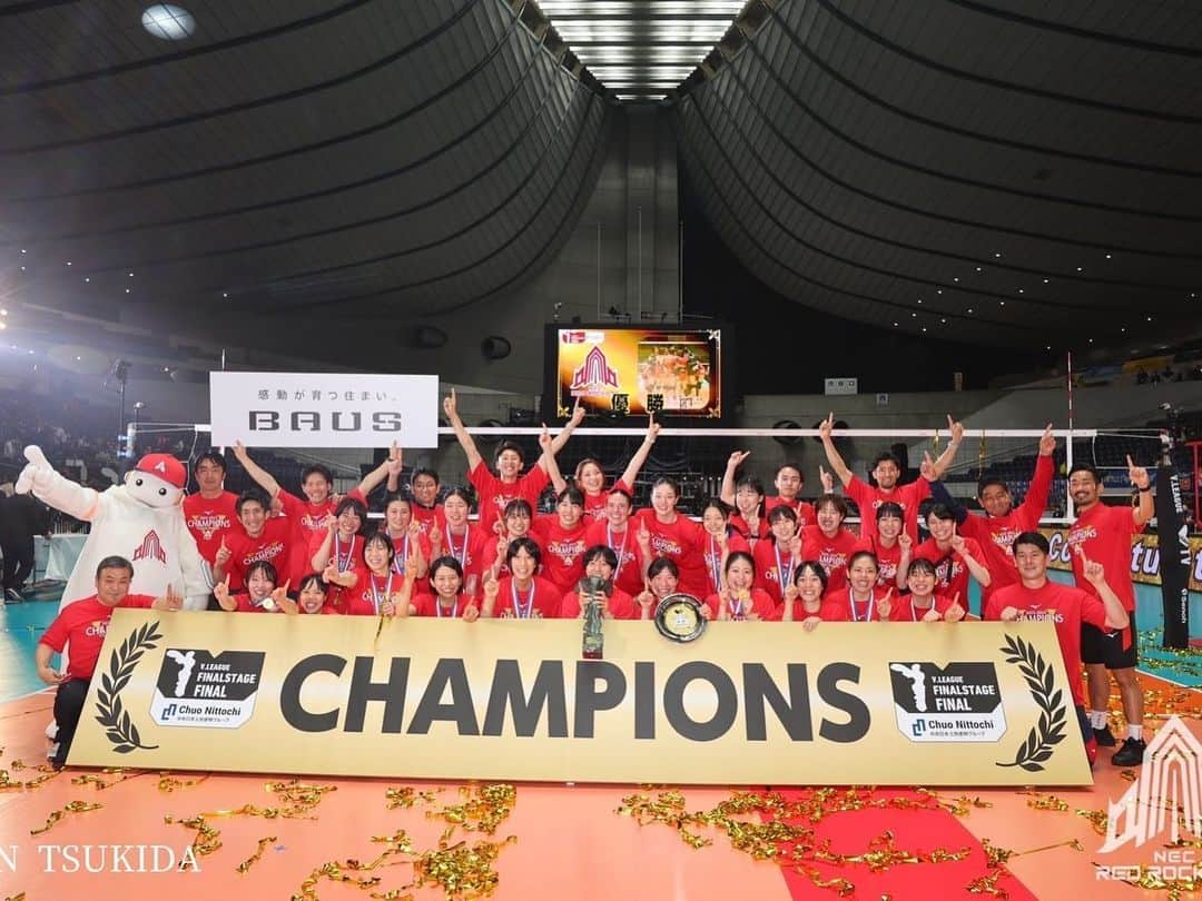 山田二千華さんのインスタグラム写真 - (山田二千華Instagram)「2022-23V.LEAGUE 🏆優勝🏆  まずは今までNECレッドロケッツを支えてくださった全ての方々に感謝します。  決勝という大舞台で最高の景色が見れたのも決して1人では成し遂げれなかった事で、関わってくださった全ての人の力がひとつになったからだと思います。  そして何より、決勝戦で熱い戦いをした東レアローズさんを始め、Vリーグのチーム全ての方々が居たから私達もこの場に立つことが出来ました。 本当にありがとうございます。  また、この景色が来シーズンもクルーの皆さんと見れるように頑張りたいと思います。 引き続き応援の程よろしくお願いします。  ※写真を何枚か使わせていただきました🙇‍♀️  素敵な写真ありがとうございます✨   #necレッドロケッツ   #輝  #赤ロケ共に輝く星へ   #越えられない壁はない  #vリーグ   #女子バレー   #優勝   #感謝」4月24日 22時46分 - 0224_nichika