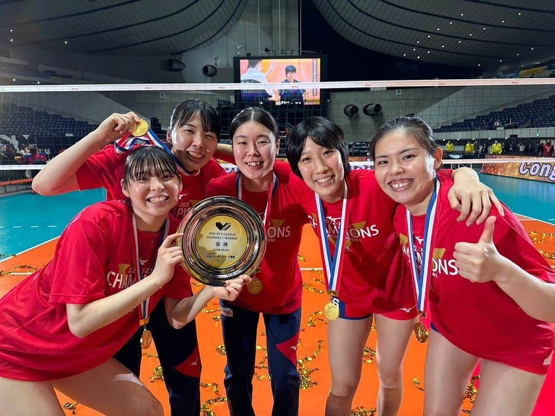 山田二千華さんのインスタグラム写真 - (山田二千華Instagram)「2022-23V.LEAGUE 🏆優勝🏆  まずは今までNECレッドロケッツを支えてくださった全ての方々に感謝します。  決勝という大舞台で最高の景色が見れたのも決して1人では成し遂げれなかった事で、関わってくださった全ての人の力がひとつになったからだと思います。  そして何より、決勝戦で熱い戦いをした東レアローズさんを始め、Vリーグのチーム全ての方々が居たから私達もこの場に立つことが出来ました。 本当にありがとうございます。  また、この景色が来シーズンもクルーの皆さんと見れるように頑張りたいと思います。 引き続き応援の程よろしくお願いします。  ※写真を何枚か使わせていただきました🙇‍♀️  素敵な写真ありがとうございます✨   #necレッドロケッツ   #輝  #赤ロケ共に輝く星へ   #越えられない壁はない  #vリーグ   #女子バレー   #優勝   #感謝」4月24日 22時46分 - 0224_nichika