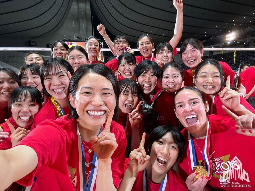 山田二千華さんのインスタグラム写真 - (山田二千華Instagram)「2022-23V.LEAGUE 🏆優勝🏆  まずは今までNECレッドロケッツを支えてくださった全ての方々に感謝します。  決勝という大舞台で最高の景色が見れたのも決して1人では成し遂げれなかった事で、関わってくださった全ての人の力がひとつになったからだと思います。  そして何より、決勝戦で熱い戦いをした東レアローズさんを始め、Vリーグのチーム全ての方々が居たから私達もこの場に立つことが出来ました。 本当にありがとうございます。  また、この景色が来シーズンもクルーの皆さんと見れるように頑張りたいと思います。 引き続き応援の程よろしくお願いします。  ※写真を何枚か使わせていただきました🙇‍♀️  素敵な写真ありがとうございます✨   #necレッドロケッツ   #輝  #赤ロケ共に輝く星へ   #越えられない壁はない  #vリーグ   #女子バレー   #優勝   #感謝」4月24日 22時46分 - 0224_nichika