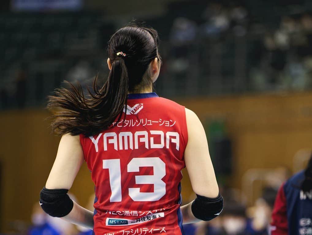 山田二千華さんのインスタグラム写真 - (山田二千華Instagram)「2022-23V.LEAGUE 🏆優勝🏆  まずは今までNECレッドロケッツを支えてくださった全ての方々に感謝します。  決勝という大舞台で最高の景色が見れたのも決して1人では成し遂げれなかった事で、関わってくださった全ての人の力がひとつになったからだと思います。  そして何より、決勝戦で熱い戦いをした東レアローズさんを始め、Vリーグのチーム全ての方々が居たから私達もこの場に立つことが出来ました。 本当にありがとうございます。  また、この景色が来シーズンもクルーの皆さんと見れるように頑張りたいと思います。 引き続き応援の程よろしくお願いします。  ※写真を何枚か使わせていただきました🙇‍♀️  素敵な写真ありがとうございます✨   #necレッドロケッツ   #輝  #赤ロケ共に輝く星へ   #越えられない壁はない  #vリーグ   #女子バレー   #優勝   #感謝」4月24日 22時46分 - 0224_nichika