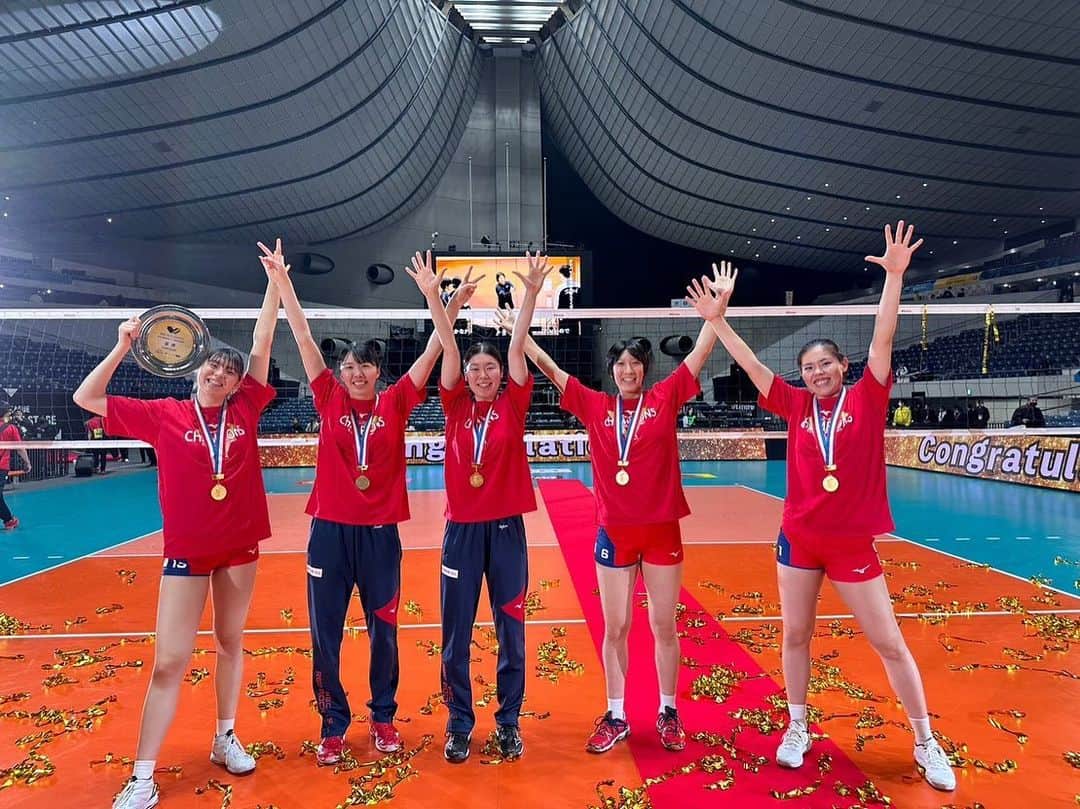 山田二千華さんのインスタグラム写真 - (山田二千華Instagram)「2022-23V.LEAGUE 🏆優勝🏆  まずは今までNECレッドロケッツを支えてくださった全ての方々に感謝します。  決勝という大舞台で最高の景色が見れたのも決して1人では成し遂げれなかった事で、関わってくださった全ての人の力がひとつになったからだと思います。  そして何より、決勝戦で熱い戦いをした東レアローズさんを始め、Vリーグのチーム全ての方々が居たから私達もこの場に立つことが出来ました。 本当にありがとうございます。  また、この景色が来シーズンもクルーの皆さんと見れるように頑張りたいと思います。 引き続き応援の程よろしくお願いします。  ※写真を何枚か使わせていただきました🙇‍♀️  素敵な写真ありがとうございます✨   #necレッドロケッツ   #輝  #赤ロケ共に輝く星へ   #越えられない壁はない  #vリーグ   #女子バレー   #優勝   #感謝」4月24日 22時46分 - 0224_nichika