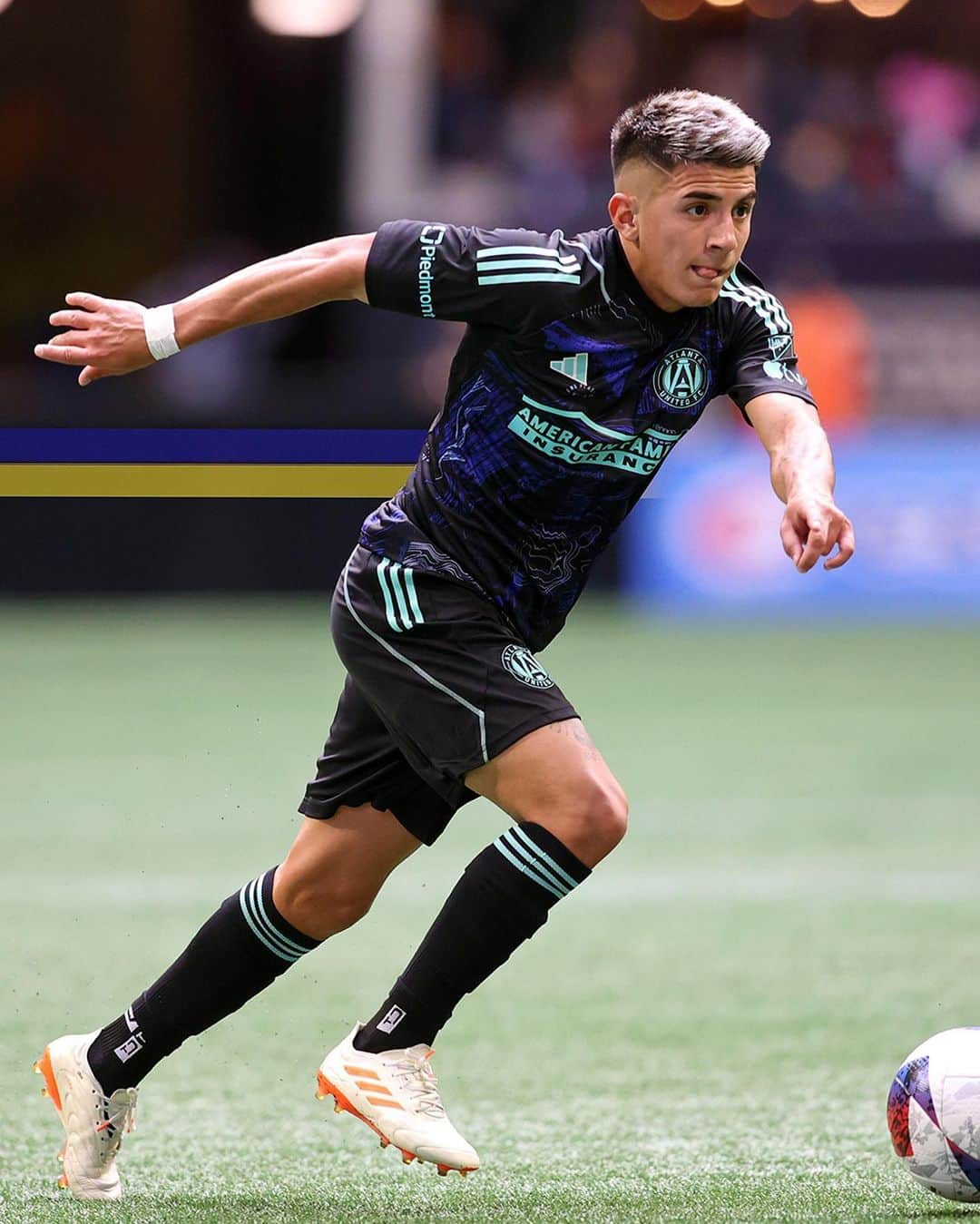 Major League Soccerのインスタグラム：「LOOK AT THOSE KITS 😍♻️  29 teams, one planet, one chance. for Earth Day, all MLS clubs wore One Planet kits made entirely from Parley Ocean plastic.」
