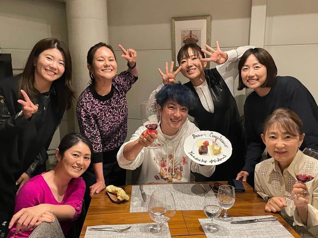 上地雄輔さんのインスタグラム写真 - (上地雄輔Instagram)「女子プロ会🎂いつも楽しい時間をありがとう🌻  ※女子プロてプロレスじゃないよ🏌️‍♀️golfだよ  #タッチアップ 談義  @たにひろえ @宮里藍 @諸見里しのぶ  @有村智恵 @原恵里菜 @堀琴音  ざっす^ ^」4月24日 22時56分 - usk_kmj