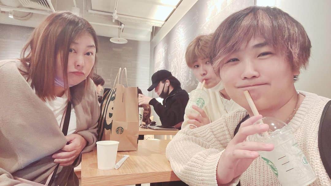 のインスタグラム：「かわいこぶってるw #スタバ #すずしょうと#すずしょうととは#家族 #brother#family #兄弟」