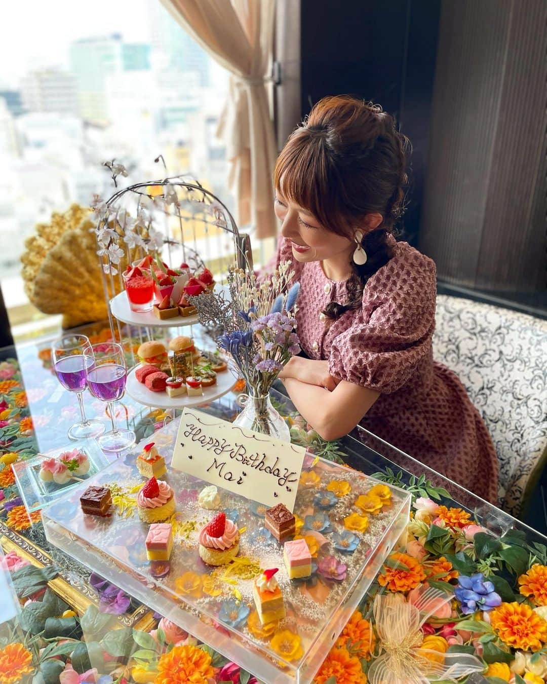 梅野舞さんのインスタグラム写真 - (梅野舞Instagram)「こんばんは★梅の舞です♡  先日、 @miwa_saeki  ちゃんが とってもとっても 素敵なお店を予約してくれていて 😍😍😍  テーブルから、何から何までが可愛すぎる！✨✨ 映えが止まらない😂  「大切な思い出に残るワンシーンを一緒に作りたい」という願いが込められたレストラン「THE LEGIAN TOKYO」はcocotiビル最上階に♡♡  素敵な思い出になりました♬  #誕生日#記念日#大切な人と#思い出に#ワンシーン#ラグジュアリー#非日常感#最上階#渋谷#アフタヌーンティー#渋谷でアフタヌーンティー#お祝い#可愛すぎる空間 #映え活 #supported #渋谷女子会 #フラワープレート  #渋谷カフェ #ヌン活 #渋谷スイーツ #東京スイーツ #instagram#instagood」4月24日 22時57分 - mai.umeno