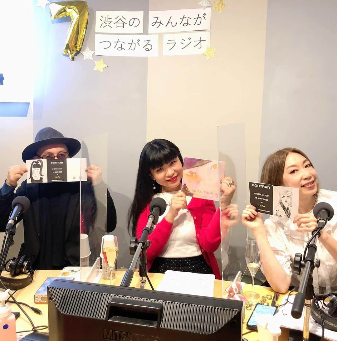 野宮真貴のインスタグラム：「. 📻本日の渋谷のラジオの渋谷系は、カジくんがお休みのため前半はマネージャーの竹田さんと。懐かしいポケベルの話など😂 後半のゲストには、アーティストのmomokomotion @momokomotion と画家の樫村鋭一さん @kashimuraeiichi をお迎えしました。 なんと！momokomotionは今月から渋谷のラジオのビル4階のバーLi-Poで月曜のママを担当。ラジオ後に飲みに行く店が一軒増えて嬉しい限り😊 そして、Li-Poにて樫村さんの絵画教室が開催されます！  第一回は「ポートレート」顔を描く 日時：5月15日（月）13:00〜17:00 場所：Li-Po  渋谷  http://li-po.jp 料金：お一人様（18歳以上）10.000円税込　1ドリンク込み　 ※ 特典として生徒さんの絵のDMカードを後日発送  御予約は  https://www.instagram.com/kashimuraeiichi/?hl=ja https://www.facebook.com/eiichi.kashimura  ●渋谷のラジオの渋谷系 再放送は4/30（日）22:00〜 https://shiburadi.com/  #momokomotion#樫村鋭一#絵画教室#ワークショップ#渋谷のラジオ#渋谷のラジオの渋谷系#📻#野宮真貴#missmakinomiya」