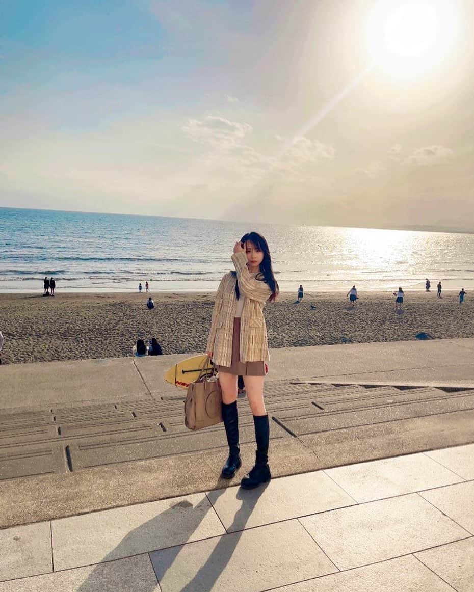 久保亜沙香のインスタグラム：「定期的に見たい海🌊  たまたま後ろにサーファーさんが居てサーフボード抱えてるみたいになっちゃった🏄」