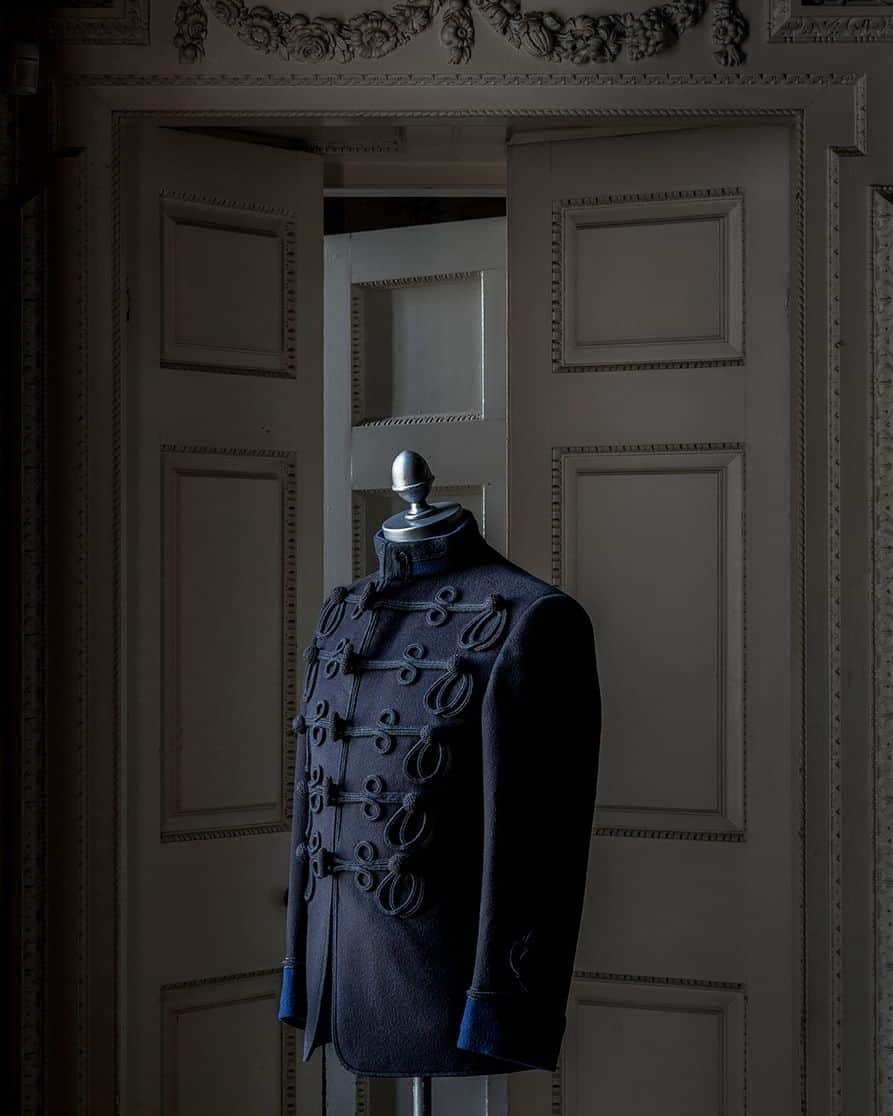 ギーブス&ホークスのインスタグラム：「A private commission inspired by a traditional military design from the Gieves & Hawkes archives. Photographed at Wentworth Woodhouse, South Yorkshire. Photography by Bruno Ehrs」