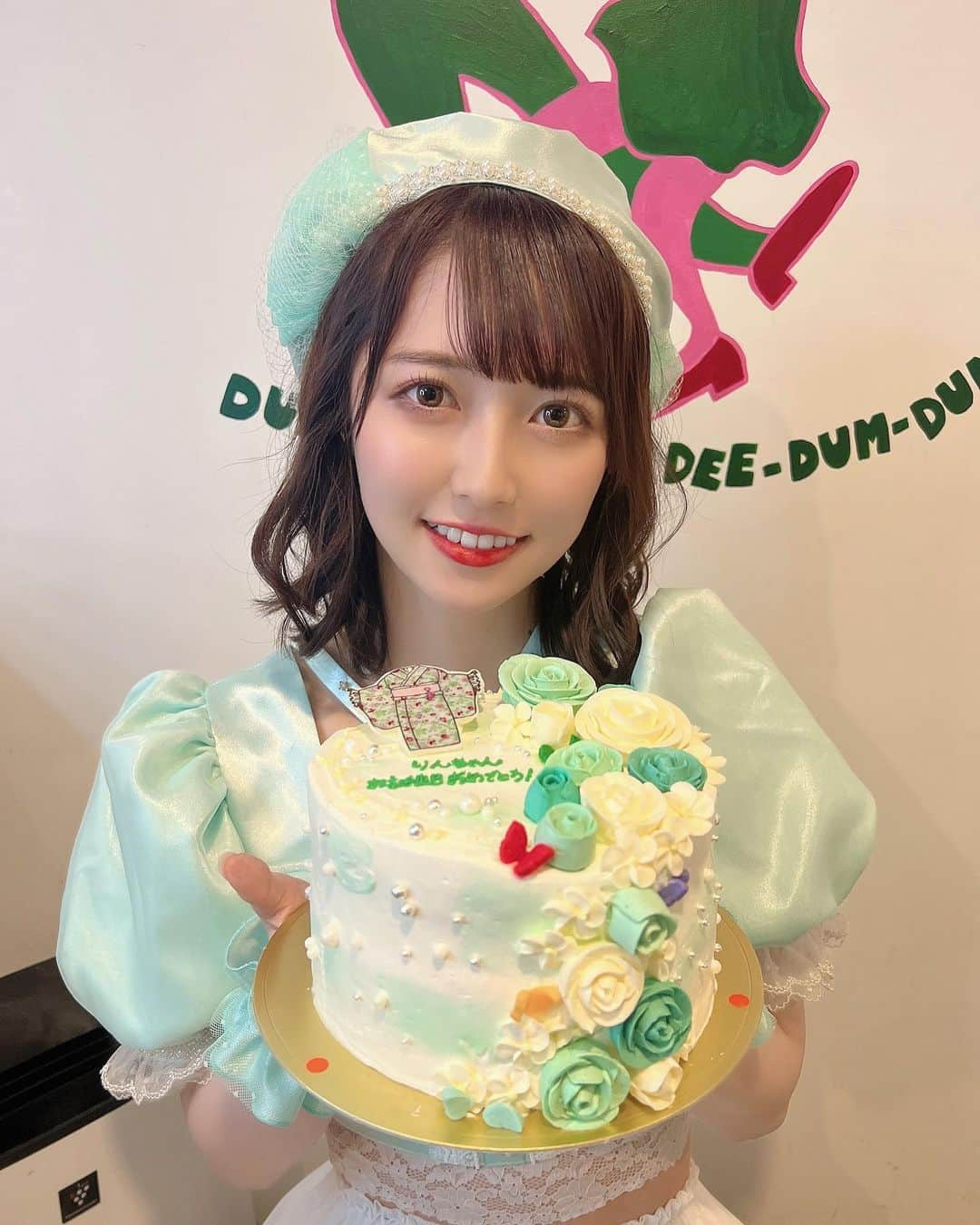 保科凜さんのインスタグラム写真 - (保科凜Instagram)「生誕祭で頂いたケーキ🎂  担当カラーのエメラルドグリーンが基調のケーキで、メンバーのカラーの蝶々がいて可愛い！ 飾りの着物の絵もVASARAさんで着たやつと一緒でかわよ〜〜〜〜  いっぱい考えてくれてありがとう😚  そして中から3匹のペンギン出てきたwwww  ・ ・   #idol  #japaneseidol  #jamscollection  #selfie  #like  #followme #cake  #birthdaycake  #22   #アイドル #ジャムズ #保科凜  #生誕祭 #ペンギン  #デコレーションケーキ」4月24日 22時55分 - tottoko_lin