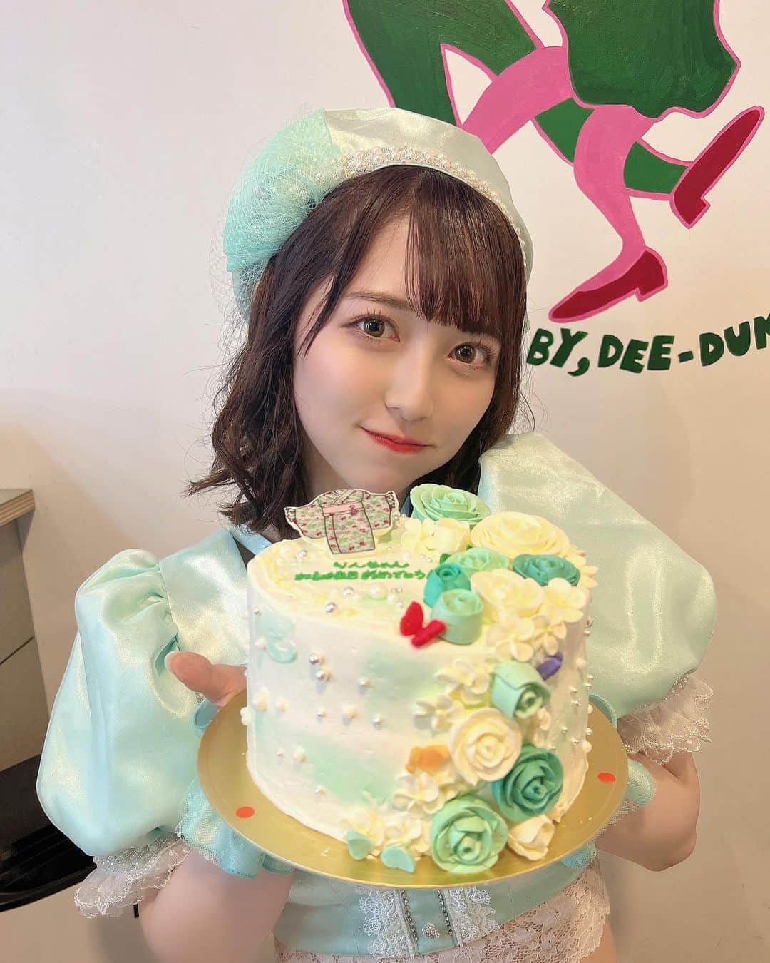 保科凜のインスタグラム：「生誕祭で頂いたケーキ🎂  担当カラーのエメラルドグリーンが基調のケーキで、メンバーのカラーの蝶々がいて可愛い！ 飾りの着物の絵もVASARAさんで着たやつと一緒でかわよ〜〜〜〜  いっぱい考えてくれてありがとう😚  そして中から3匹のペンギン出てきたwwww  ・ ・   #idol  #japaneseidol  #jamscollection  #selfie  #like  #followme #cake  #birthdaycake  #22   #アイドル #ジャムズ #保科凜  #生誕祭 #ペンギン  #デコレーションケーキ」
