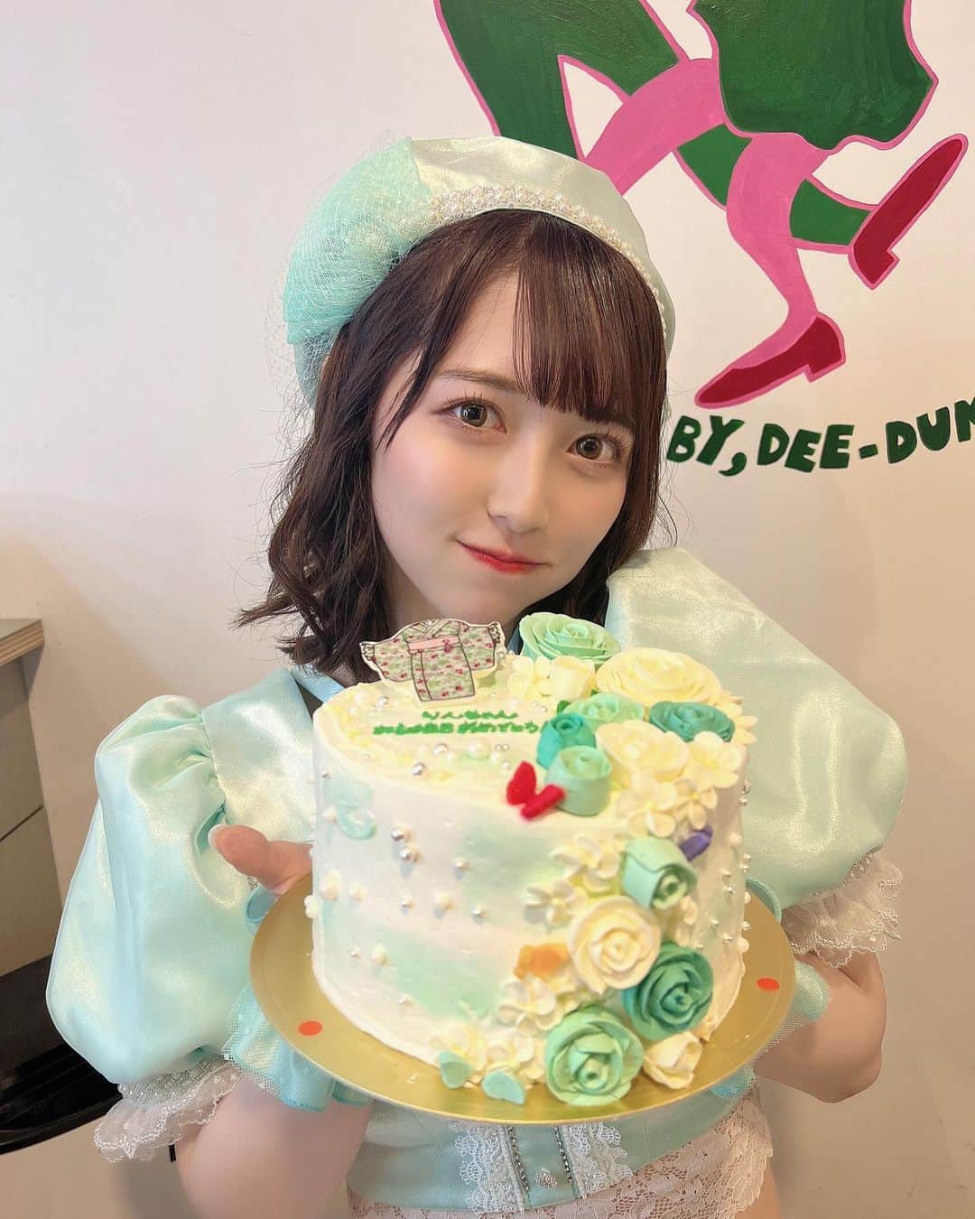 のインスタグラム：「生誕祭で頂いたケーキ🎂  担当カラーのエメラルドグリーンが基調のケーキで、メンバーのカラーの蝶々がいて可愛い！ 飾りの着物の絵もVASARAさんで着たやつと一緒でかわよ〜〜〜〜  いっぱい考えてくれてありがとう😚  そして中から3匹のペンギン出てきたwwww  ・ ・   #idol  #japaneseidol  #jamscollection  #selfie  #like  #followme #cake  #birthdaycake  #22   #アイドル #ジャムズ #保科凜  #生誕祭 #ペンギン  #デコレーションケーキ」