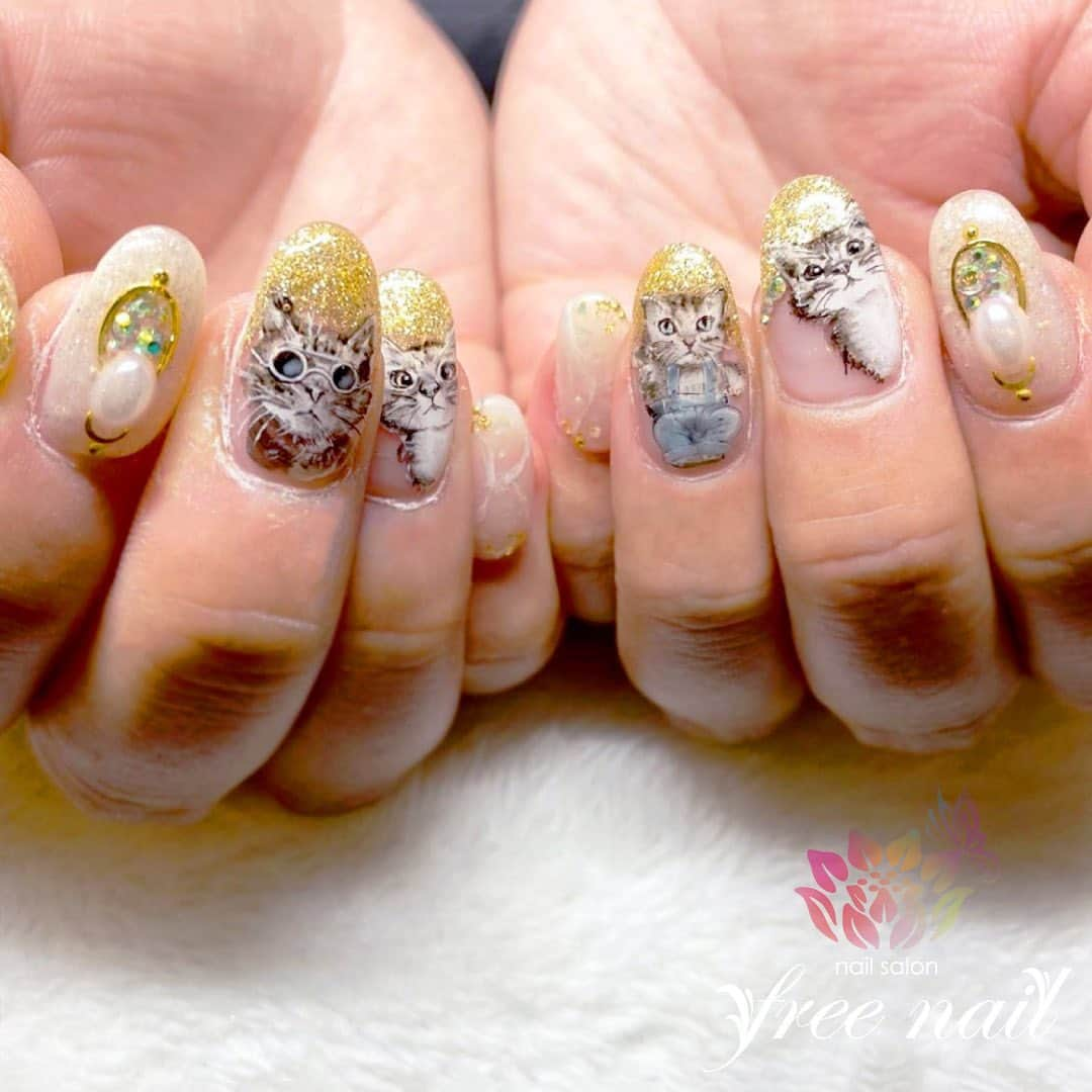 free nail フリーネイルのインスタグラム：「. お客様ネイル💅🏻🪷 . 👩🏻‍🎨🐱🐈 . 手書きアートお任せください👩🏻‍🎨🎨 . ご来店ありがとうございました🙇🏻‍♀️🙇🏻‍♀️🙇🏻‍♀️💗 . #ネイルアート #ジェルネイル #ネイルサロン #大阪ネイルサロン #ネイルデザイン #ネイルチェンジ #猫ネイル #手書きアート #ラメグラデーション #ラメグラ #キラキラネイル #ホワイトネイル #デザインネイル #トレンドネイル #おしゃれネイル #きれいめネイル #春ネイル #springnails #nailsart #nailsdid #美甲 #日式美甲 #日式美甲胶 #日本美甲师 #日本美甲老师 #美甲上课 #日本胶 #フリーネイル #freenail」