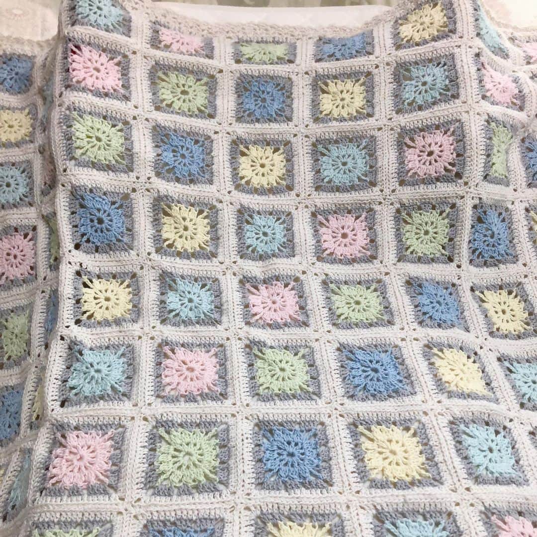 奈良岡希実子さんのインスタグラム写真 - (奈良岡希実子Instagram)「最近コツコツと編み物をしてまして、ベビー用のブランケットが完成しました〜👶 私の母が、昔から私に色んなものを作ってくれていて、私もいつか子供を授かったら何か作ってあげたいとずっと思っていたんです。 母の指導のもと、というかだいぶ手伝ってもらいながら作りました😂  小学生以来の編み物。初めてのカギ編み。下手なりに頑張った〜！  #ブランケット #カギ編み #編み物初心者」4月24日 13時57分 - naraoka_kimiko