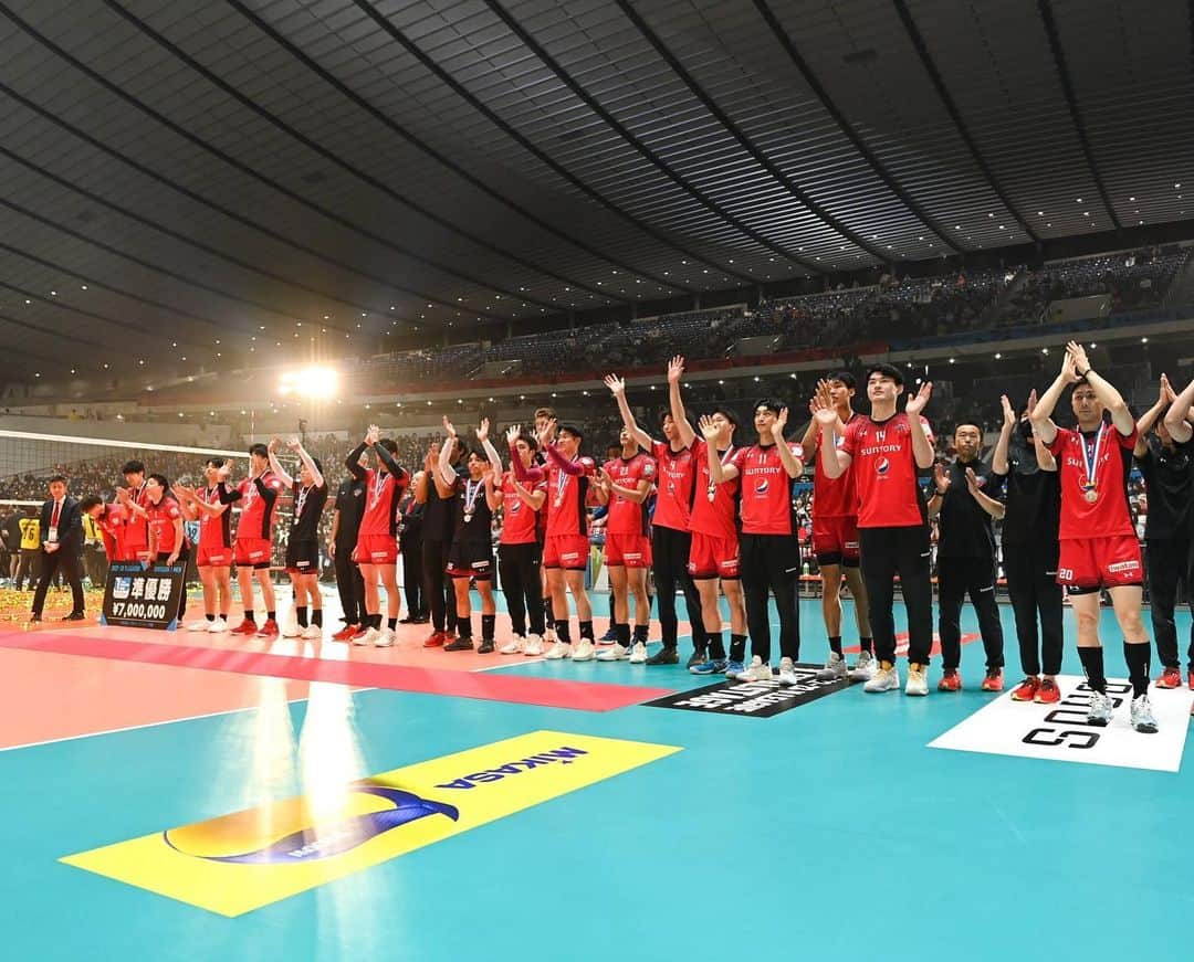 藤中謙也さんのインスタグラム写真 - (藤中謙也Instagram)「Vリーグ2022-23 準優勝🥈  シーズンを通してたくさんの応援ありがとうございました。 納得のいく結果ではなく満足できる内容ではありませんがここが僕たちの立ち位置だと感じました。  最後まで共にたたかってくれた皆さんありがとうございました！ また気を新たに頑張ります！  #volleyball #バレーボール #Vleague #Vリーグ #ハイキュー #suntorysunbirds #サントリーサンバーズ #箕面市 #バレー #大阪 #goldwin #ゴールドウィン #c3fit #doctorair #underarmour」4月24日 13時57分 - kenya.f_ss