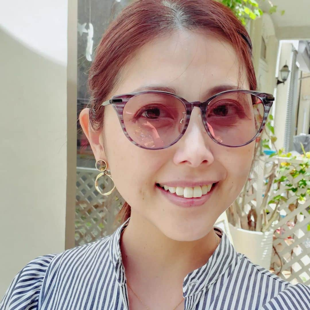 西真理子のインスタグラム：「最近お気に入りのサングラス😎♡  とってもクリアで軽いから 室内でもかけるようになったょ🤭 ブルーライトもカットもしてくれるからPC作業の多い最近は本当手放せない😝程よいミラー感がまた好み🥰 さぁ今日も後半戦頑張ります👍  #紫外線対策 #紫外線カット #ブルーライトカット #アイブレラ #サングラス #目を大切に #目からの紫外線 #おしゃれ #デザイン」