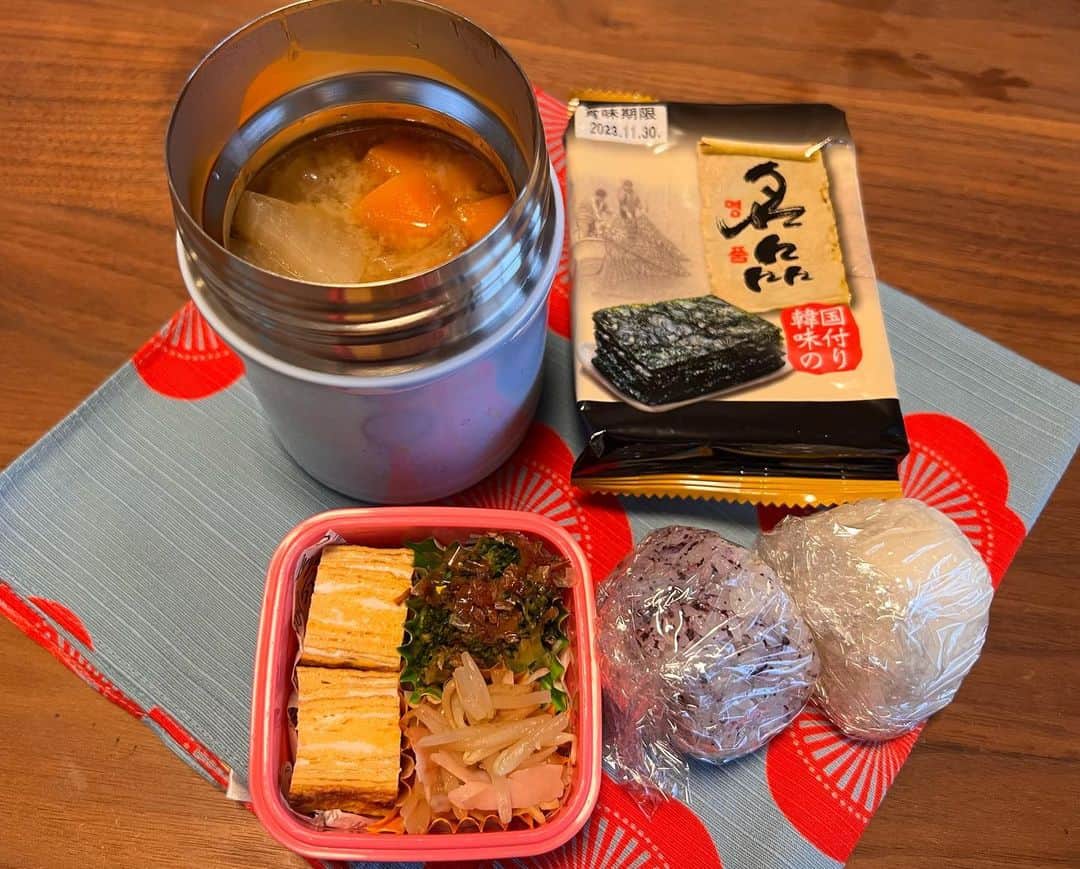 中澤裕子さんのインスタグラム写真 - (中澤裕子Instagram)「🥕🥕  今日のお弁当は、  「スープジャーとおにぎりを持っていきたい。」  と先週末にリクエストがあり あったかい豚汁に。 と、ちょこっとおかず。  今日の福岡は 寒いのでちょうど良かったかな。  昨日から今日のお弁当 楽しみにしていた娘。 私も、なんだかんだで 張り切って準備して 楽しかった😊  #スープジャー #サーモス #裕子のいつものお弁当」4月24日 13時58分 - yuko_nakazawa_