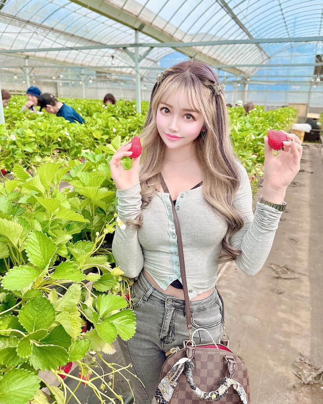 でいじーさんのインスタグラム写真 - (でいじーInstagram)「バスツアーメインの いちご狩り🍓  ご飯食べた後でも、フルーツゎ別腹だよね〜？✨️  # いちご狩り#いちご#苺#イチゴ#ツアー#バスツアー#旅#日帰り旅行#日帰りバスツアー#伊豆フルーツパーク #静岡#フルーツ#strawberry #likeforlikeback#likelike#photogram#スクリーンに恋して#キリトリセカイ#美女#イケメン#推してください#beauty#fffで繋がろう#コメント大歓迎#可愛いは正義#綺麗#fun#instamood#amazing#일상」4月24日 13時59分 - anyadevix