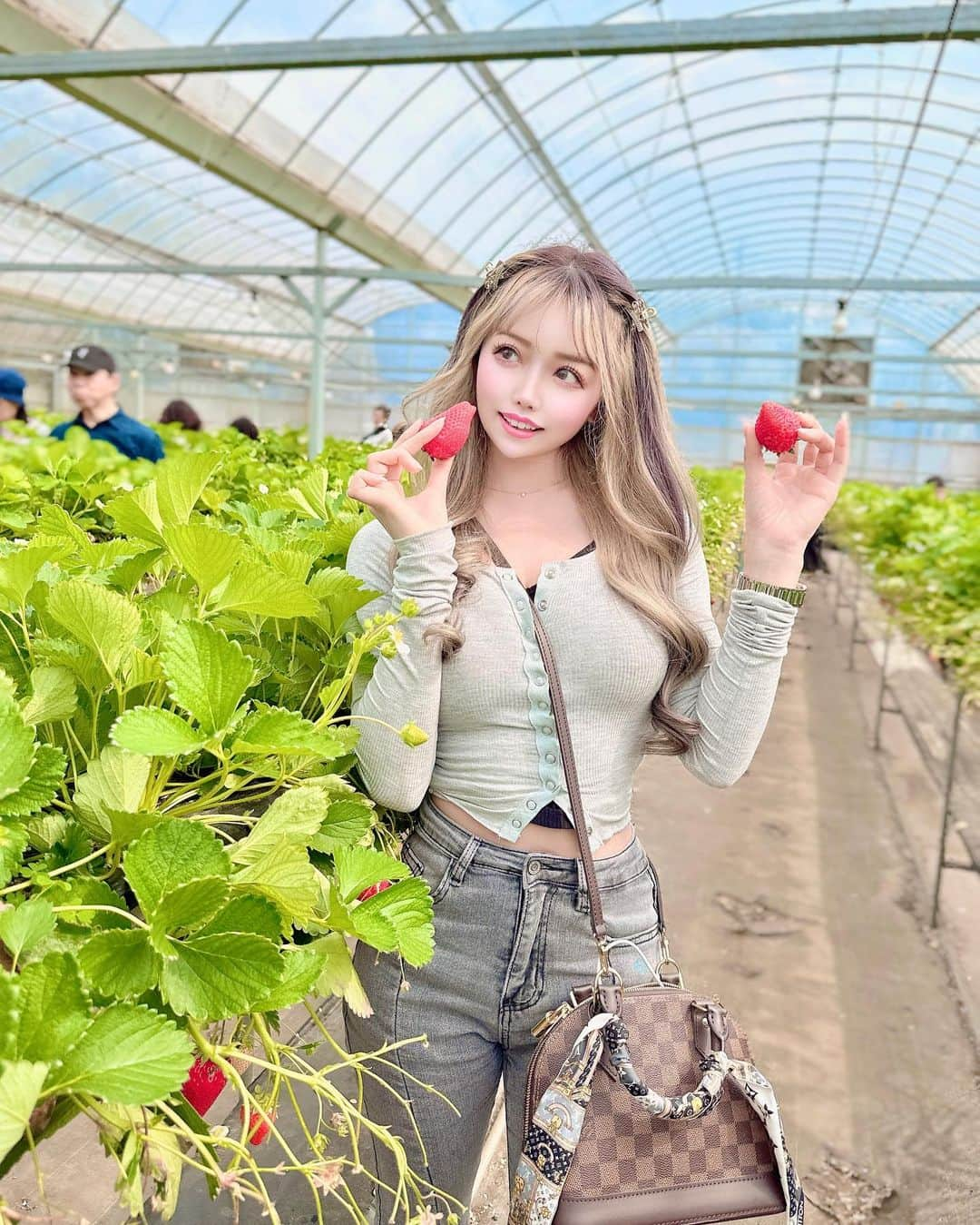 でいじーさんのインスタグラム写真 - (でいじーInstagram)「バスツアーメインの いちご狩り🍓  ご飯食べた後でも、フルーツゎ別腹だよね〜？✨️  # いちご狩り#いちご#苺#イチゴ#ツアー#バスツアー#旅#日帰り旅行#日帰りバスツアー#伊豆フルーツパーク #静岡#フルーツ#strawberry #likeforlikeback#likelike#photogram#スクリーンに恋して#キリトリセカイ#美女#イケメン#推してください#beauty#fffで繋がろう#コメント大歓迎#可愛いは正義#綺麗#fun#instamood#amazing#일상」4月24日 13時59分 - anyadevix