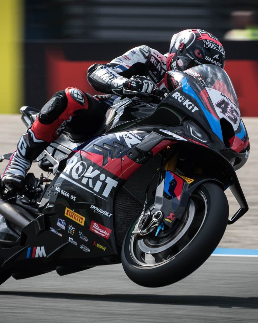 BMW Motorrad Japanさんのインスタグラム写真 - (BMW Motorrad JapanInstagram)「【WSBK第3戦オランダ】  TTアッセン・サーキットで開催された世界スーパーバイク選手権(WSBK) 第3戦オランダ・ラウンド。ROKiT BMW Motorrad WorldSBK Teamのスコット・レディングは、レース2で今季最高の成績となる7位でフィニッシュ。一方、チームメイトで地元オランダ出身のマイケル・ファン・デル・マークは、レース2でクラッシュ。脚を負傷し、メディカルセンターで検査を受けた後、アッセンの病院でさらなる検査を受けています。Bonovo action BMW Racing Teamのギャレット・ガルロフがレース１およびレース２をともに12位でフィニッシュ。足の負傷から復帰したロリス・バズはレースに復帰しました。  @rokitbmwmotorradworldsbk @reddingpower @michaelvdmark @bonovo.action_mgm @lorisbaz @garrettgerloff  #MakeLifeARide #M1000RR #MRR #NeverStopChallenging #BMWMotorrad #WorldSBK #BMWモトラッド #駆けぬける歓び #スーパーバイク」4月24日 14時00分 - bmwmotorradjapan