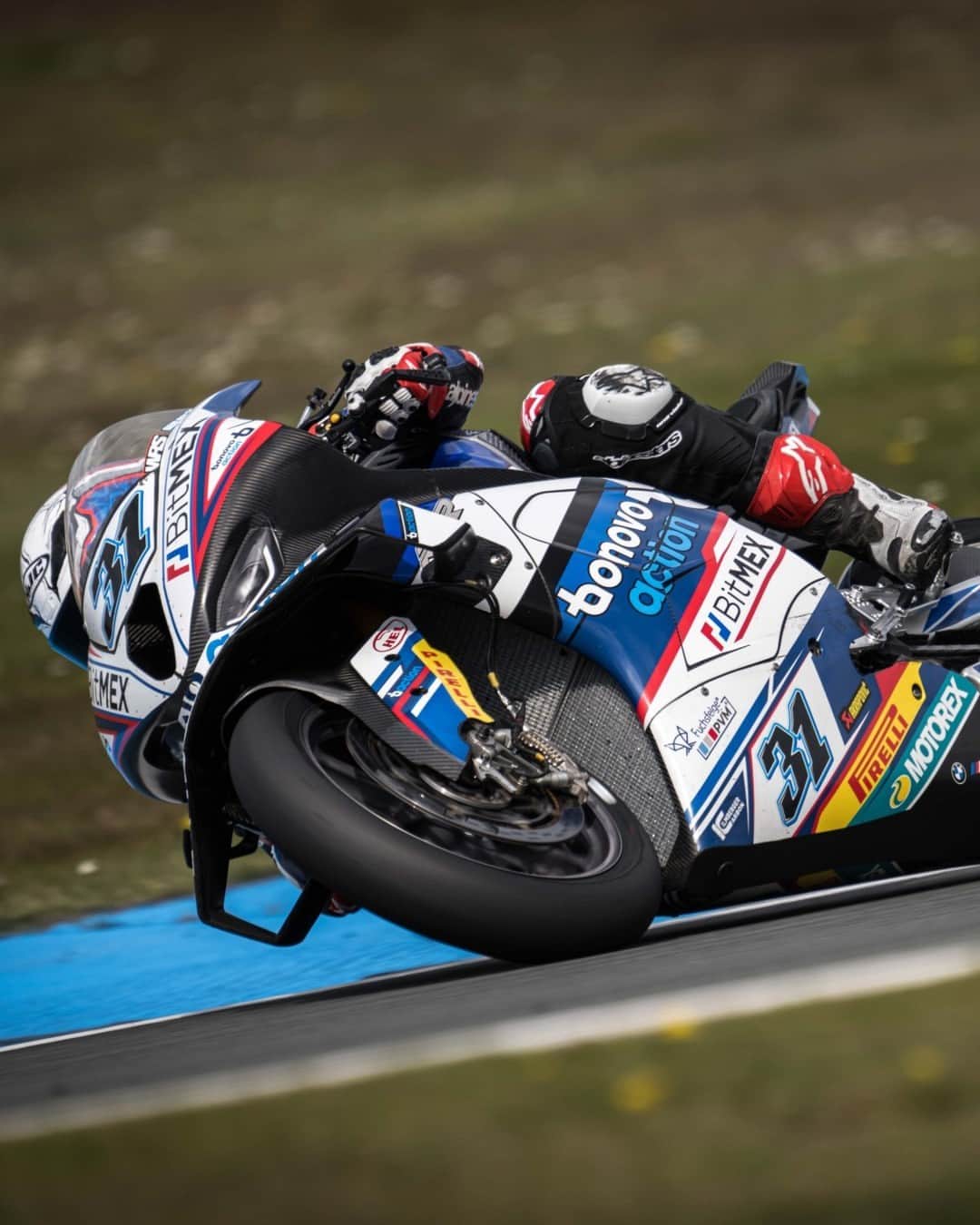 BMW Motorrad Japanさんのインスタグラム写真 - (BMW Motorrad JapanInstagram)「【WSBK第3戦オランダ】  TTアッセン・サーキットで開催された世界スーパーバイク選手権(WSBK) 第3戦オランダ・ラウンド。ROKiT BMW Motorrad WorldSBK Teamのスコット・レディングは、レース2で今季最高の成績となる7位でフィニッシュ。一方、チームメイトで地元オランダ出身のマイケル・ファン・デル・マークは、レース2でクラッシュ。脚を負傷し、メディカルセンターで検査を受けた後、アッセンの病院でさらなる検査を受けています。Bonovo action BMW Racing Teamのギャレット・ガルロフがレース１およびレース２をともに12位でフィニッシュ。足の負傷から復帰したロリス・バズはレースに復帰しました。  @rokitbmwmotorradworldsbk @reddingpower @michaelvdmark @bonovo.action_mgm @lorisbaz @garrettgerloff  #MakeLifeARide #M1000RR #MRR #NeverStopChallenging #BMWMotorrad #WorldSBK #BMWモトラッド #駆けぬける歓び #スーパーバイク」4月24日 14時00分 - bmwmotorradjapan