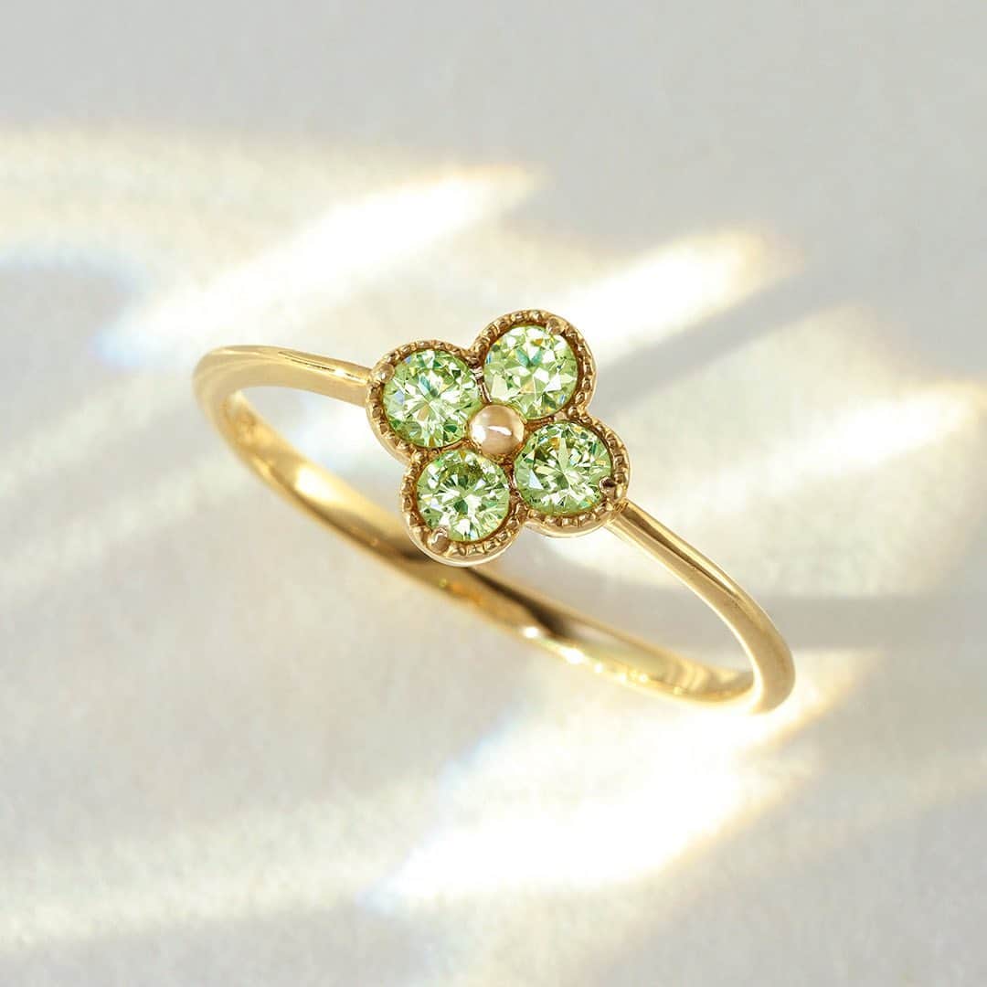 ビズーさんのインスタグラム写真 - (ビズーInstagram)「Green Jewerly🌱Demantoid Garnet  新緑の季節高めるグリーンの宝石、デマントイドガーネット。澄み切ったグリーンに、絶えず瞬く虹色の光。様々な種類が存在するガーネットの中で、最も強く輝くと言われています。  ... #bizoux  #colorstone #colorstonejewelry #playwithcolor #ring #jewelry #gemstone #birthstone #birthstonejewelry #demantoidgarnet  #garnetring #fashionjewelry #finejewelry #ビズー #カラーストーン #カラーストーンジュエリー #色で遊ぶ #色を楽しむ #宝石 #宝石好き #誕生石 #ジュエリー #ジュエリー好き  #誕生日プレゼント  #デマントイドガーネット #グリーンジュエリー  #春色ジュエリー」4月24日 14時02分 - bizoux_jewelry