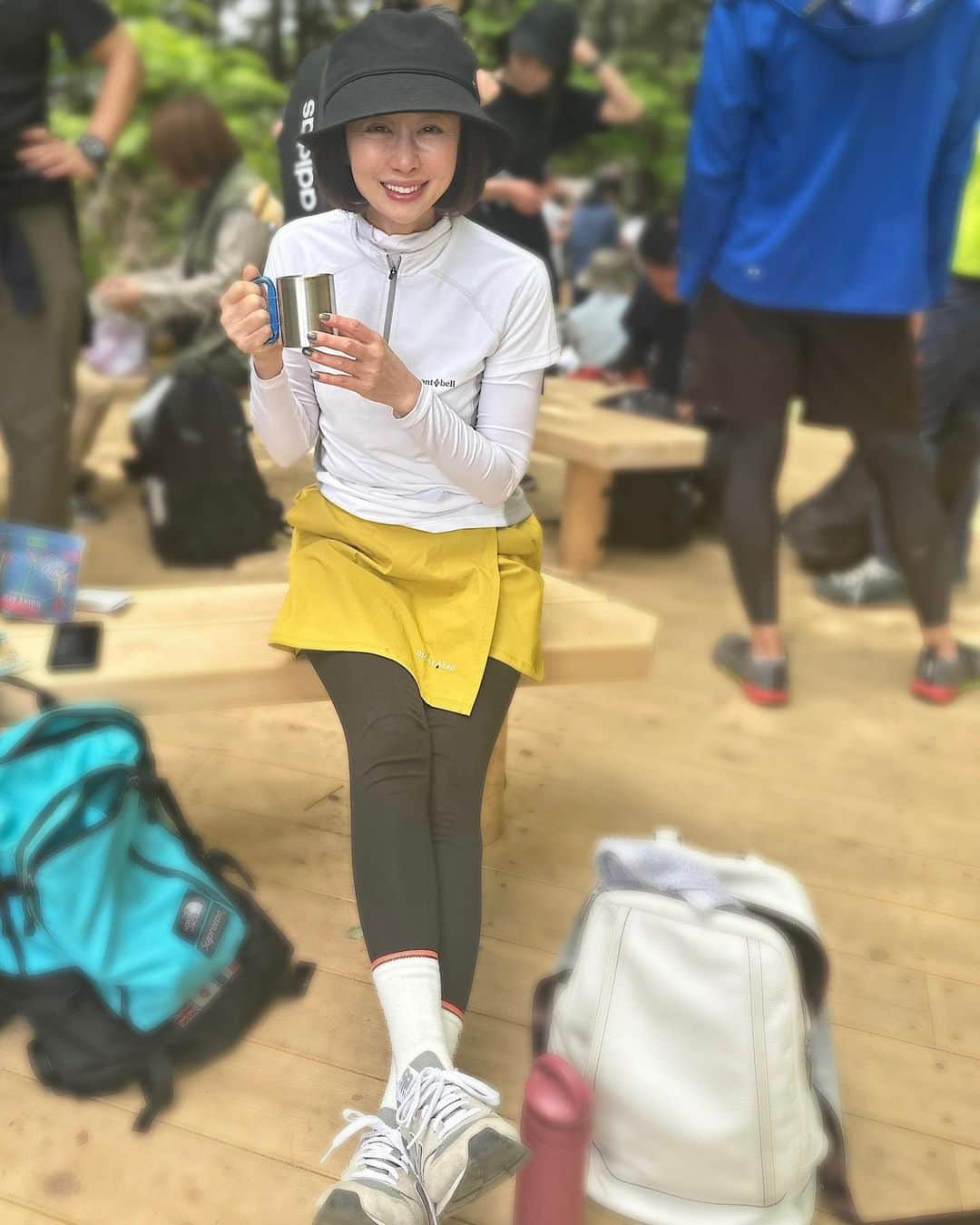 藤井美加子さんのインスタグラム写真 - (藤井美加子Instagram)「🏔☕️ 山頂で飲んだ 淹れたて珈琲は格別でした☕️♨︎ おやつは“酢昆布“と“野菜チップ“渋め🐒  #登山デビュー #山ガール #おやつ #健康オタク #美容オタク #美肌食マイスター #アンチエイジアドバイザー #三木美加子 #anyoclock」4月24日 14時04分 - mikako_miki