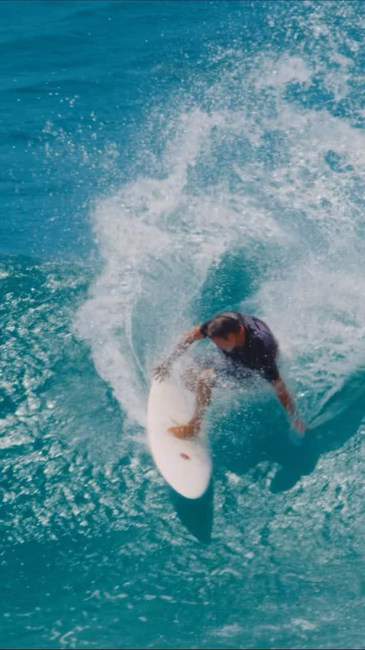 Surf Magazineのインスタグラム：「Never gets old  Learn all about the surfer-owned West Australian @gageroadsbrewco sponsoring the likes of @jackrobinson72 and @margomargs via the link in bio  🎥 @danscotttt」