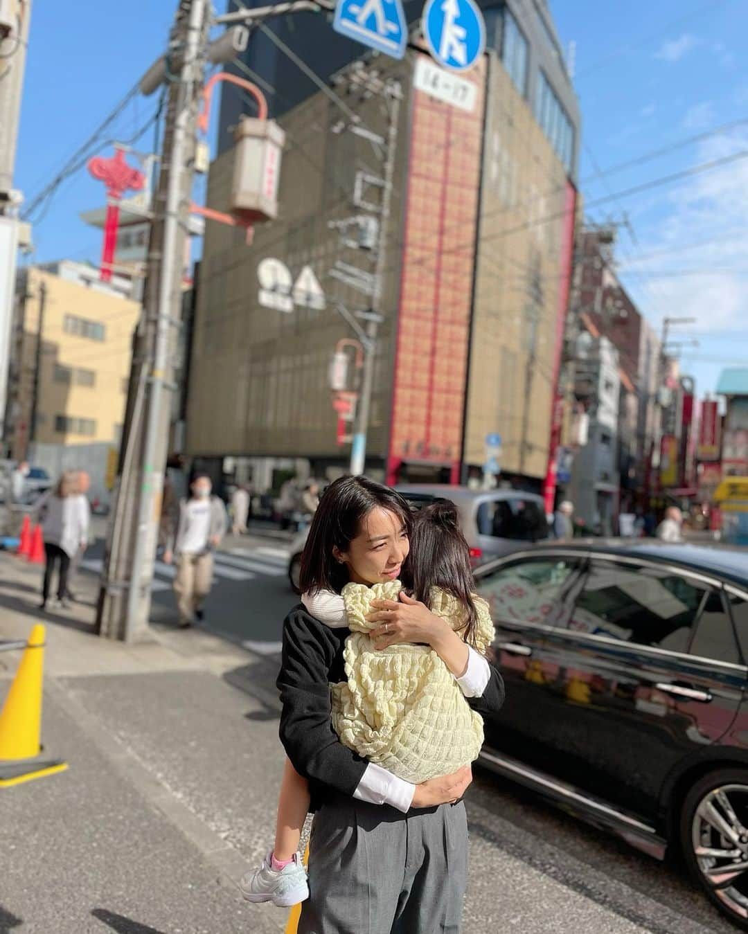 小脇美里さんのインスタグラム写真 - (小脇美里Instagram)「・ 妹家族と中華街へ。  子どもたちにねだられて、初めて買った #いちご飴  おいしかった🍓🍓 中の苺が凍ってるの🫢  食べ終わった後は、ベトベトでしたが。笑  娘は新生活スタートで、お疲れのようで 甘えモード😅 すぐに抱っこーでなかなか大変ですが。 抱っこできるのも今のうち！と思い、 がんばる母ちゃんです💪  せつこさん✖️組曲のコラボガーデが 届いて♡ 小学四年生の姪っ子が、かわいい😍と 大絶賛。  「みっちゃん、私が大きくなるまでとっておいてね♡」  と予約されました。笑 （↑姪っ子には、小さい頃の呼び名のままで、みっちゃんと呼ばれている。）  ⭐️のキラキラがかわいすぎる、ガーデです♡ 生地感がしっかりしているからアウター代わりにサラッと羽織るのにもバッチリ👌 さすが、せつこさん♡  @setsuko_sagittaire  @kumikyoku_jp」4月24日 14時07分 - misatokowaki