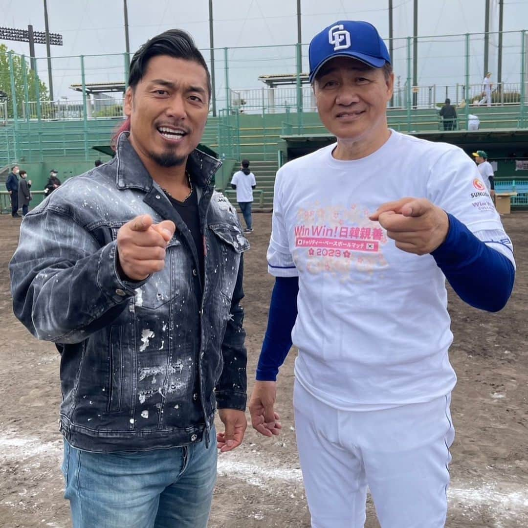 鷹木信悟さんのインスタグラム写真 - (鷹木信悟Instagram)「今日は日韓親善野球大会へ🇯🇵⚾️🇰🇷 往年のスター選手達と記念撮影📸 #与田剛 #福本豊 #江藤智  #山本和範 #山田久志 #野球」4月24日 14時07分 - takagi__shingo