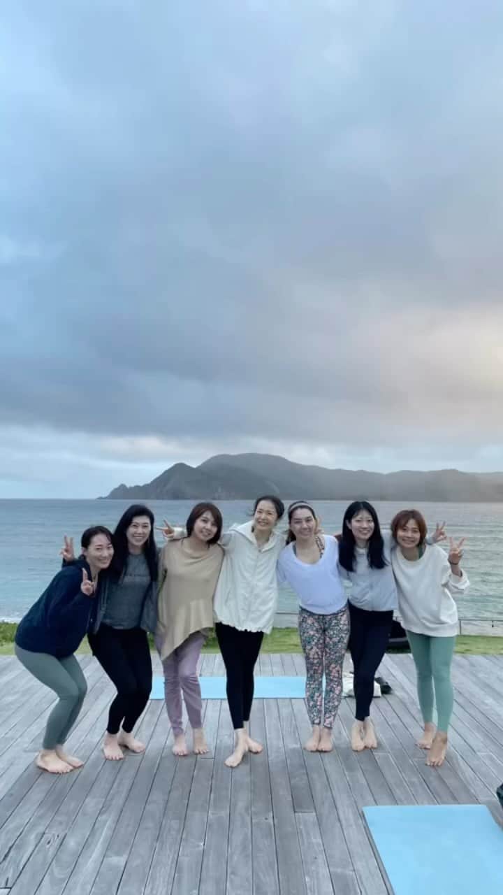 のインスタグラム：「【奄美大島ヨガリトリート②】 朝ヨガはam6:00〜 その後夕方までは自由時間ですが、 希望者は一緒にクルージング🚢&シュノーケリング🤿 以前視察の時に見たアマーズロック✨ 船長コウスケくんがワガママ聞いてくれて 船をそちらの方に飛ばしてくれて 波や天候の条件が良く運良く上陸！ しかも上陸した瞬間晴れた😭✨ 奄美大島に歓迎されてる❤️ 夜は海鮮BBQ✨ 夜は星空を観ながらキャンセルナイトヨガニドラ✨  地球って心地良い〜✨ ほぼ星もたくさん見えて😳見間違いじゃなければ 流れ星も結構あった気がする😳  自然と呼吸が深くなって いろんな武装したモノやかけていた色眼鏡が外されていく。  心と体を洗浄するような自然のパワー✨ そして自分と向き合えるヨガの時間✨  love @asakokubo  @yukisugi21  @yur66022020  @noanoa0902  @olakino_yoga  @nobuko._y   thank you @the_scene_wellnessresort   #奄美大島 #ヨガリトリート #thescene #ヨガつぶやき #生きるヨガ  #健康美 #インナービューティー #哲学 #サスティナブル #メンタルヘルス #holistic #ホリスティック　#ヨガ哲学　  #vegan #ベジタリアン #organic #wellness  #ウェルネス  #yoga  #ヨガ #ヨガインストラクター  #美と健康 #beauty #health #ストレッチ #しなやか #yogalife  #naturalbeauty  #fitnessmodel #yogini」