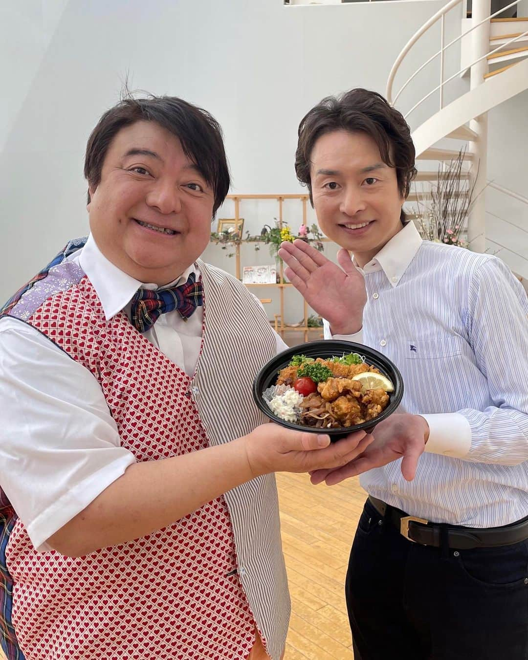 千田剛裕のインスタグラム：「ついに彦摩呂さんプロデュースのお弁当 #肉の緊急会議 が販売スタート⚡️ みなさんも食べてみてや〜。  #彦摩呂 さん #弁当 #マイヤ #コラボ #岩手 #めんこいテレビ #アナウンサー #千田剛裕」