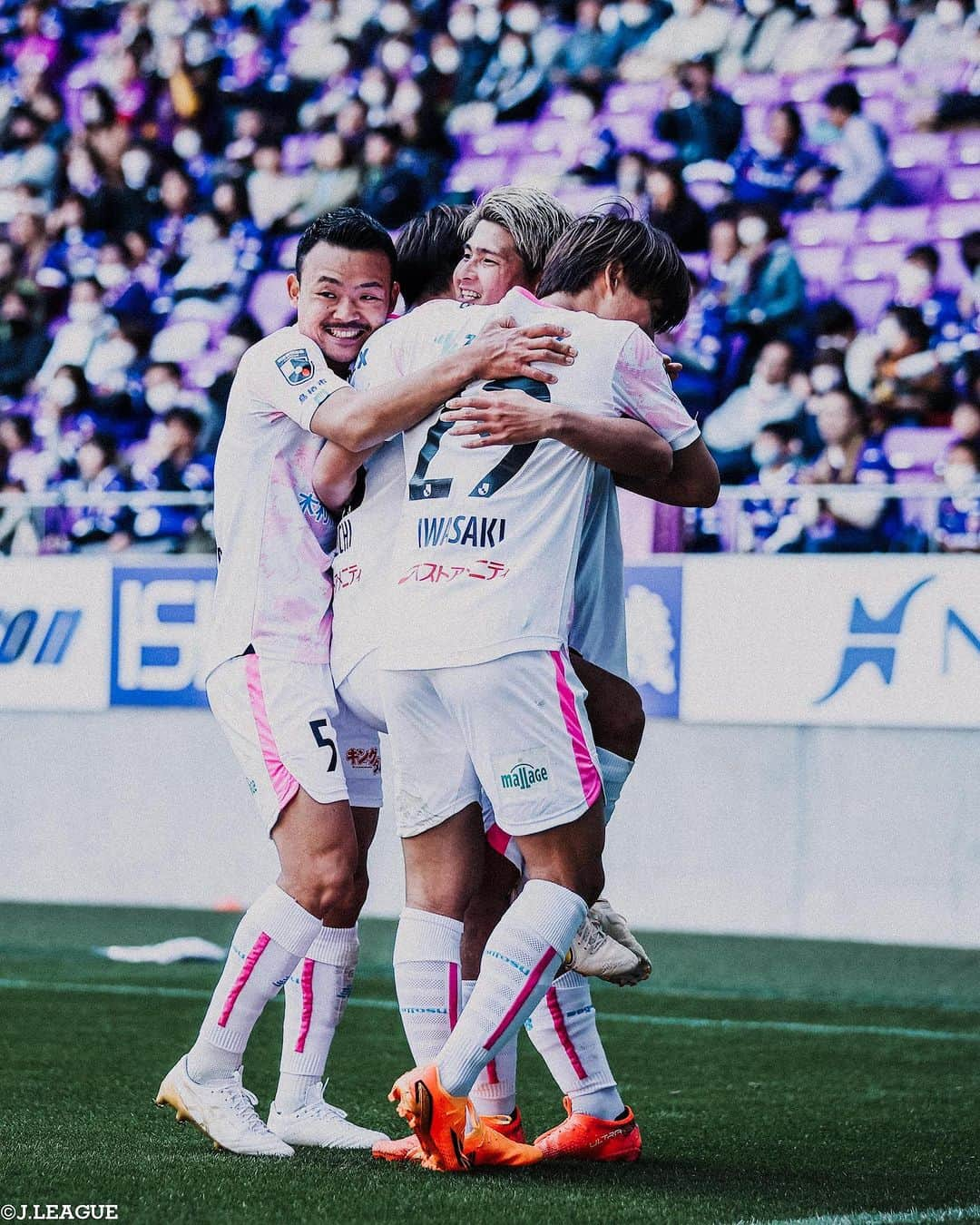 Ｊリーグさんのインスタグラム写真 - (ＪリーグInstagram)「📸𝐉.𝐋𝐄𝐀𝐆𝐔𝐄 𝐏𝐡𝐨𝐭𝐨𝐠𝐫𝐚𝐩𝐡⚽  ∼明治安田生命J１リーグ第9節∼ 今節は計28ゴールが生まれました‼️ 歓喜の瞬間に迫ったシーンをお届けします👀  #鹿島アントラーズ #鈴木優磨 #横浜Fマリノス #アンデルソンロペス #水沼宏太 #サガン鳥栖 #本田風智 #名古屋グランパス #中谷進之介 #藤井陽也  #FC東京 #安部柊斗 #ディエゴオリヴェイラ  #川崎フロンターレ #脇坂泰斗 #遠野大弥 #ガンバ大阪 #宇佐美貴史 #セレッソ大阪 #キムジンヒョン #進藤亮佑 #北海道コンサドーレ札幌 #荒野拓馬 #青木亮太  #Jリーグ #jleague #サッカー #soccer #football #J30」4月24日 14時10分 - jleaguejp