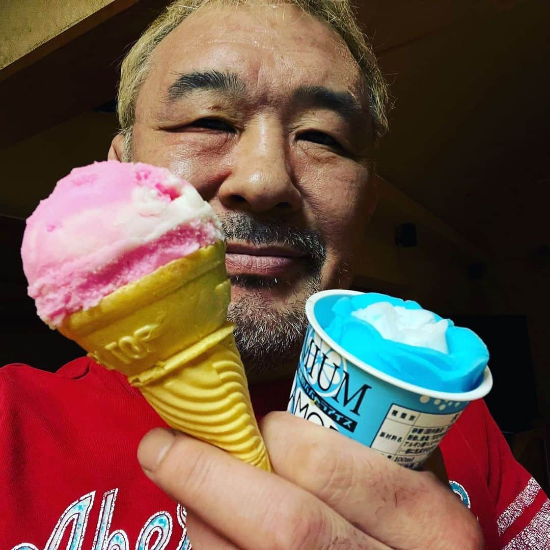 saku39shopのインスタグラム：「. 【babahera ice cream】 . 神奈川方面でババヘラアイスを見つけてつい買っちゃいました。 これも美味しかったけど、おばちゃんにヘラってもらったほうがおいしいや。 興味がある方は各自でお調べください🙇 . #桜庭和志 #ババヘラアイス #秋田 #名物」