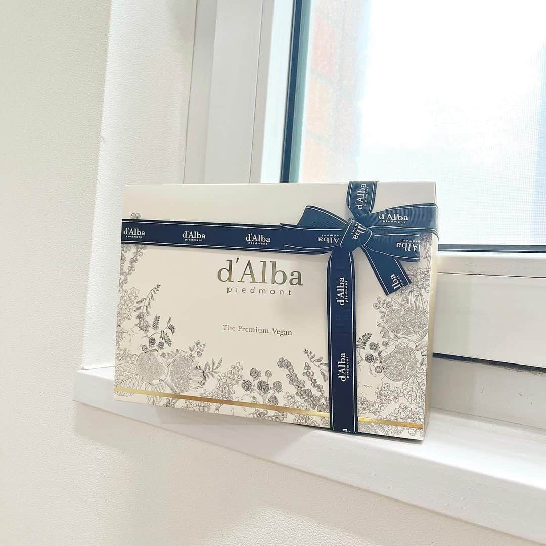 のインスタグラム：「선물 받아서 감사의 포스팅 🫧🤍　 Thank you so so much for gifting me this present ㅠㅠ i always love d'Alba ILYSM 💕💕 @dalba_piedmont @dalba_japan @dalba_global #dalba #giftbox」