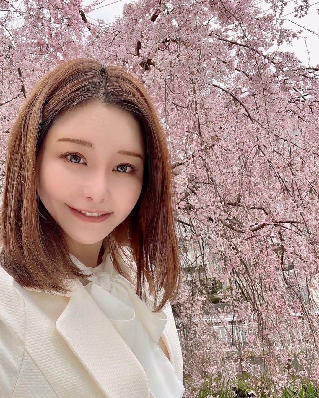 利咲のインスタグラム：「【ご報告】若林りさ、当選致しました🌸 応援して下さった全ての皆様に感謝をお伝えします！  頂いた12,214票という数字に畏れ多くも、想いを託してくださったご期待に応えられるよう、精一杯頑張って参ります。  スタートラインまで導いて下さったこと、 まずは心を込めて感謝申し上げます🙏 ありがとうございました✨  どうぞこれからも若林りさを宜しくお願い致します！  #若林りさ #日本維新の会 #世田谷区議会選挙 #世田谷区議会議員選挙  #世田谷区」