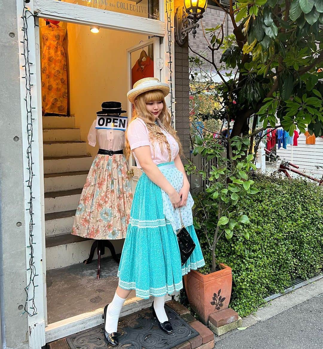 NUTTY Vintage&Collectibleのインスタグラム：「💎request item💎 ・ ・ ◽︎50s south western light blue flower print skirt ◽︎40-50s baby pink lace blouse ◽︎50s blue metallic beads necklace ◽︎blue flower print pleats apron ◽︎gray ribbon straw hat ◽︎black metallic chain bag  お客様からのリクエストにお応え致しまして、50s skirtを用いたスタイリングをご紹介致します❤️❤️ ・ ・ 鮮やかなターコイズブルーに細かいお花とサイズが違ったやまみちテープが可愛い、こちらの50s skirtをチョイスしました🦋🫧 そこにエプロンを合わせて、American diner でドーナツやカップケーキ作りを担当してそうなgirlに変身🍩🇺🇸  絶妙なこのピンクとブルーの程よい甘さ加減が好きな方もいらっしゃるのではないでしょうか？？💎💘  以上、styling 紹介でした❤️❤️  styling:mocoo  ┈┈┈┈┈┈┈┈┈┈┈┈┈┈┈┈┈ 【NUTTY通販について】 ⚫︎SNS掲載商品は通販可能です。お気軽にDMにてお問い合わせ下さい。 ⚫︎＜ONLINE STORE＞http://nutty.theshop.jp/ （プロフィールページURLよりアクセス出来ます） ┈┈┈┈┈┈┈┈┈┈┈┈┈┈┈┈┈  #nuttyvintage#vintage #vintagefashion#南堀江#古着#1940s#1950s#1960s#1970s #1980s #80s #ヴィンテージ#1950sfashion#1950scircularskirt#fifties#gantzen#gantzencardigan#peplum#costumejewelry#collectivejewelry#earlyplastic#ootd #vintageootd」