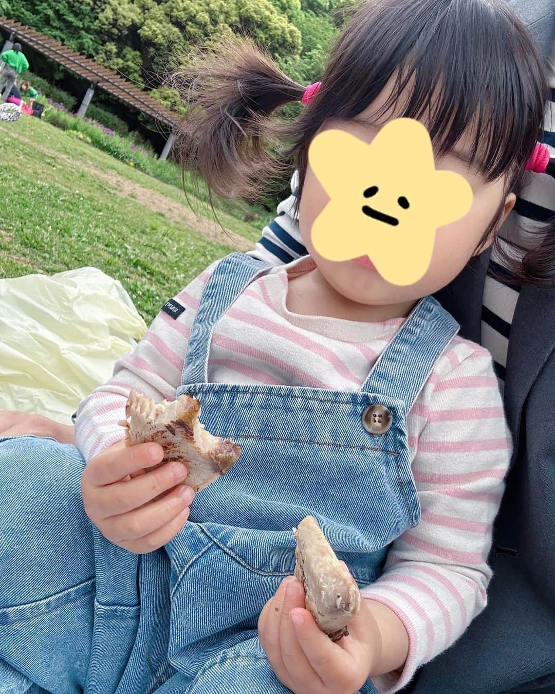 大山加奈さんのインスタグラム写真 - (大山加奈Instagram)「. . バレーボール観戦デビューの前に 代々木公園でピクニック🌸 . いつもお世話になっている方たちも 合流してくださり、小田原の新鮮なお魚を 持ってきてくださって なんとも豪華なピクニックになりました😳 . お魚大好きなふたごたちは大喜び‼︎ 特に和食好きな①は 焼き魚爆食い🤣 両手に焼き魚を持つ2歳児…笑。 スイーツ好きな②は 両手にシュークリームと ふたりの個性がよくでていました🤣 . おいしいお魚の差し入れ ありがとうございました‼︎ . たくさん食べてたくさん遊んでくれたおかげで 試合開始早々から2セット終了まで寝てくれました😆助かった‼︎‼︎ . 試合会場の近くにこういった 大きめな公園があると助かりますね😊 . . #双子#twins #ツインズ#双胎#双子出産 #双子育児 #ddtwins #dd双胎#多胎育児 #2歳#代々木公園でピクニック #子連れお出かけ #子連れでお出かけ」4月24日 14時29分 - kanaoyama0619
