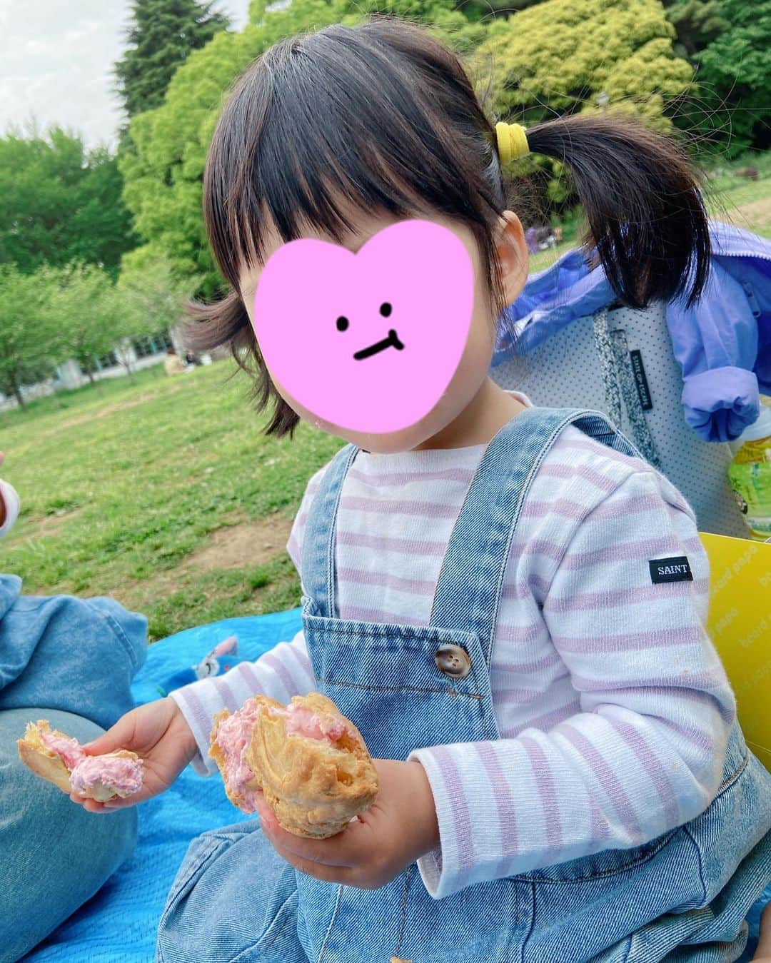 大山加奈さんのインスタグラム写真 - (大山加奈Instagram)「. . バレーボール観戦デビューの前に 代々木公園でピクニック🌸 . いつもお世話になっている方たちも 合流してくださり、小田原の新鮮なお魚を 持ってきてくださって なんとも豪華なピクニックになりました😳 . お魚大好きなふたごたちは大喜び‼︎ 特に和食好きな①は 焼き魚爆食い🤣 両手に焼き魚を持つ2歳児…笑。 スイーツ好きな②は 両手にシュークリームと ふたりの個性がよくでていました🤣 . おいしいお魚の差し入れ ありがとうございました‼︎ . たくさん食べてたくさん遊んでくれたおかげで 試合開始早々から2セット終了まで寝てくれました😆助かった‼︎‼︎ . 試合会場の近くにこういった 大きめな公園があると助かりますね😊 . . #双子#twins #ツインズ#双胎#双子出産 #双子育児 #ddtwins #dd双胎#多胎育児 #2歳#代々木公園でピクニック #子連れお出かけ #子連れでお出かけ」4月24日 14時29分 - kanaoyama0619