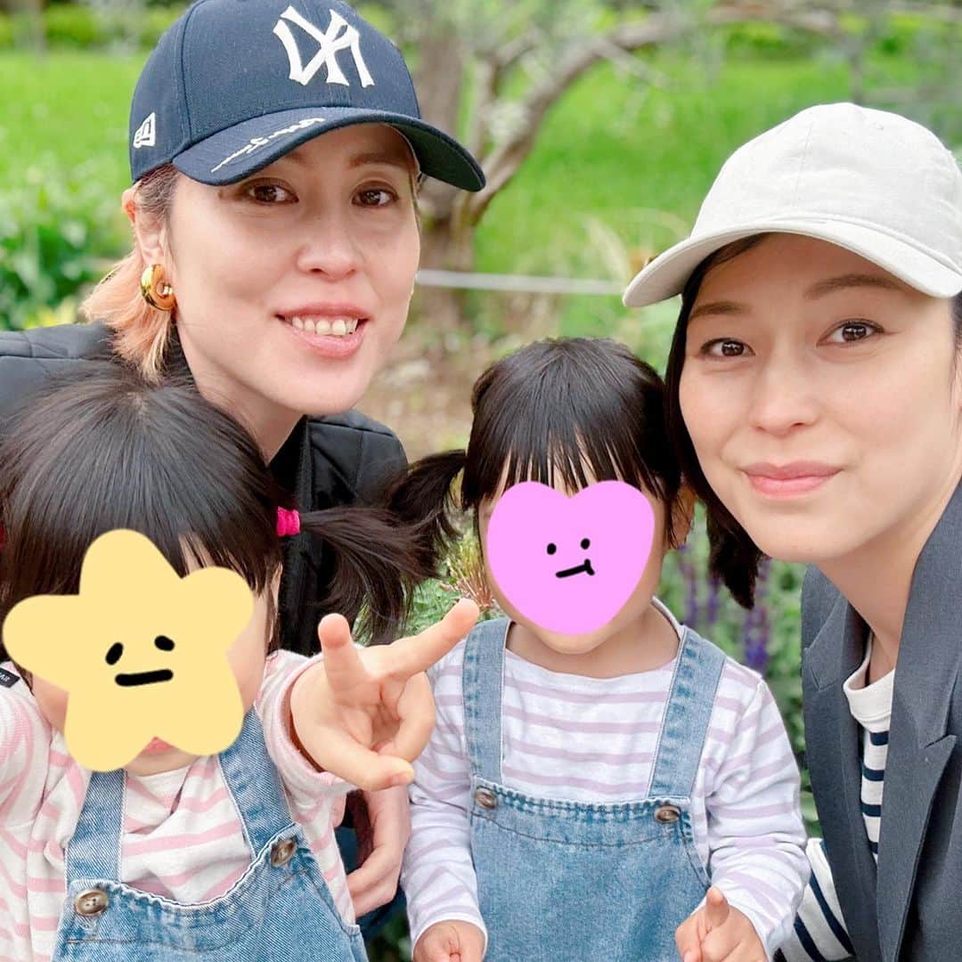 大山加奈さんのインスタグラム写真 - (大山加奈Instagram)「. . バレーボール観戦デビューの前に 代々木公園でピクニック🌸 . いつもお世話になっている方たちも 合流してくださり、小田原の新鮮なお魚を 持ってきてくださって なんとも豪華なピクニックになりました😳 . お魚大好きなふたごたちは大喜び‼︎ 特に和食好きな①は 焼き魚爆食い🤣 両手に焼き魚を持つ2歳児…笑。 スイーツ好きな②は 両手にシュークリームと ふたりの個性がよくでていました🤣 . おいしいお魚の差し入れ ありがとうございました‼︎ . たくさん食べてたくさん遊んでくれたおかげで 試合開始早々から2セット終了まで寝てくれました😆助かった‼︎‼︎ . 試合会場の近くにこういった 大きめな公園があると助かりますね😊 . . #双子#twins #ツインズ#双胎#双子出産 #双子育児 #ddtwins #dd双胎#多胎育児 #2歳#代々木公園でピクニック #子連れお出かけ #子連れでお出かけ」4月24日 14時29分 - kanaoyama0619